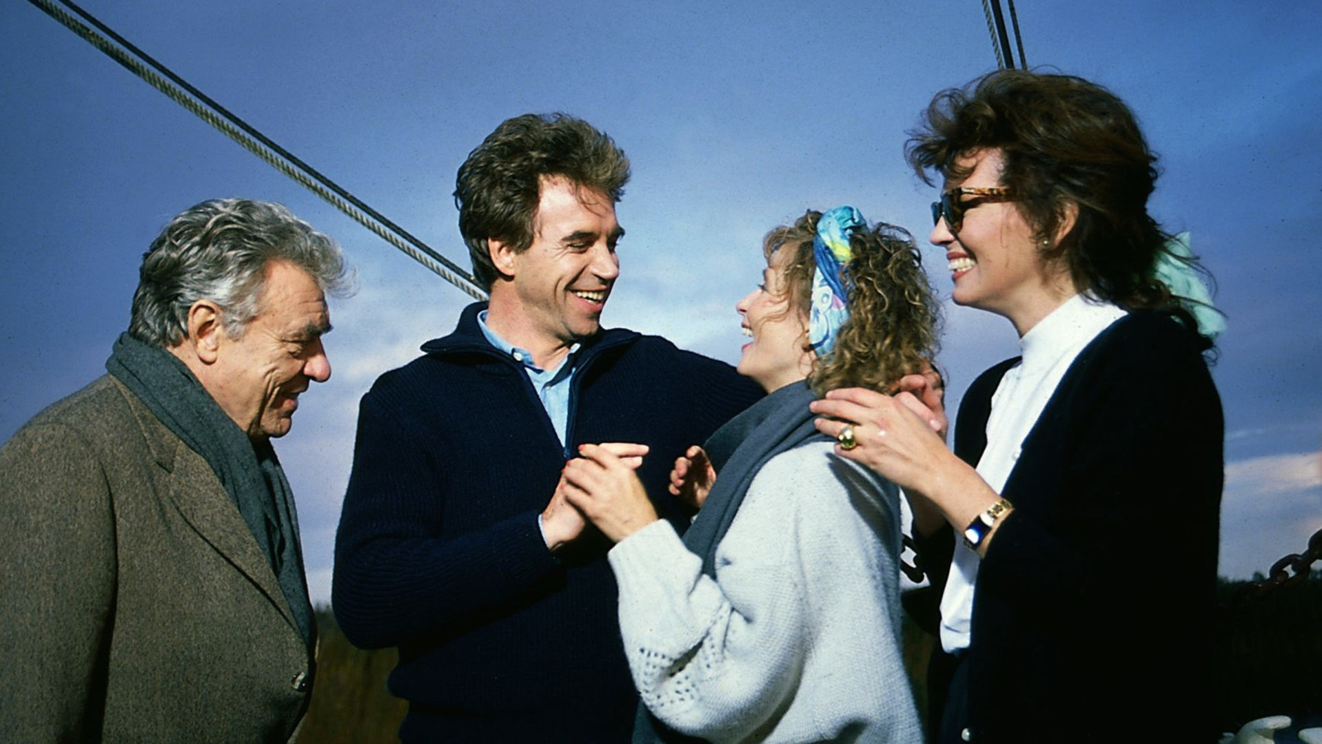 "Das Erbe der Guldenburgs - Die heimliche Hochzeit": Kitty (Susanne Uhlen) und Thomas (Wolf Roth) nehmen sich glücklich lächelnd in den Arm. Evelyn (Iris Berben) und Herr Ambusch (Franz Joseph Steffens) stehen daneben.