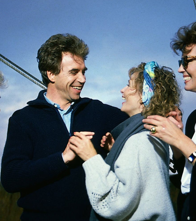 "Das Erbe der Guldenburgs - Die heimliche Hochzeit": Kitty (Susanne Uhlen) und Thomas (Wolf Roth) nehmen sich glücklich lächelnd in den Arm. Evelyn (Iris Berben) und Herr Ambusch (Franz Joseph Steffens) stehen daneben.