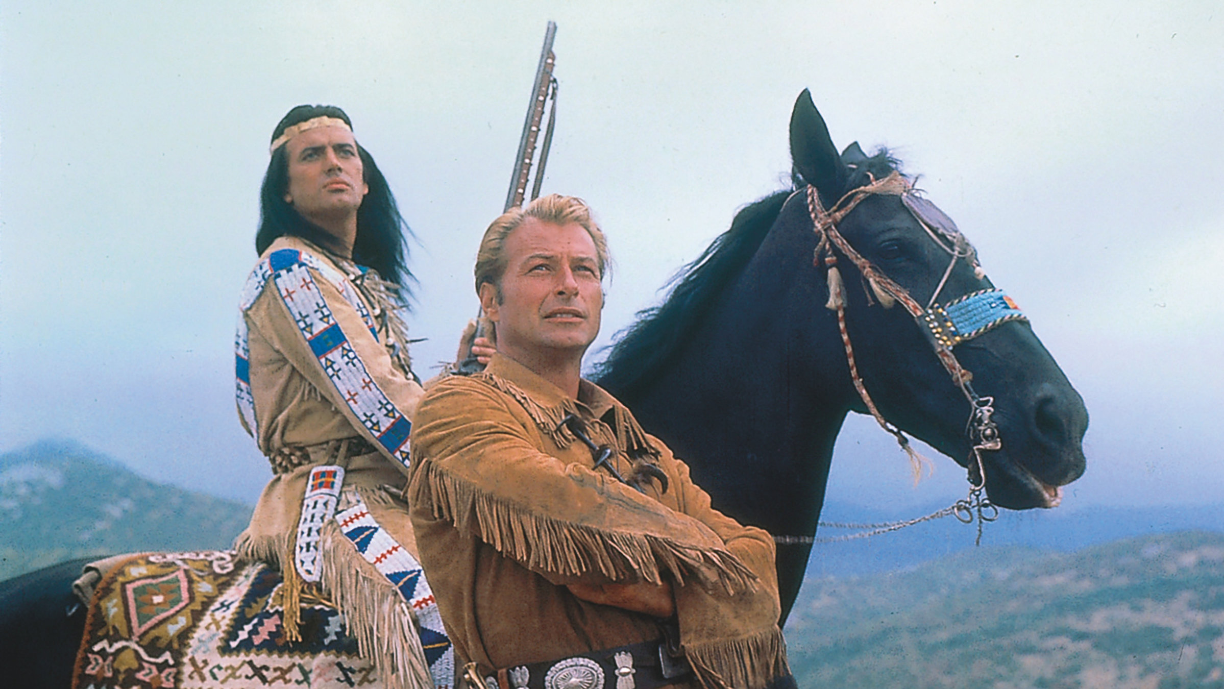 "Winnetou 2. Teil": Winnetou (Pierre Brice) sitzt auf seinem Pferd, Old Shatterhand (Lex Barker) steht mit verschränkten Armen davor.