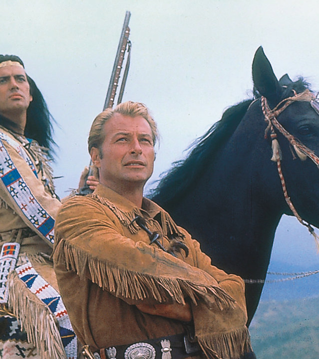 "Winnetou 2. Teil": Winnetou (Pierre Brice) sitzt auf seinem Pferd, Old Shatterhand (Lex Barker) steht mit verschränkten Armen davor.