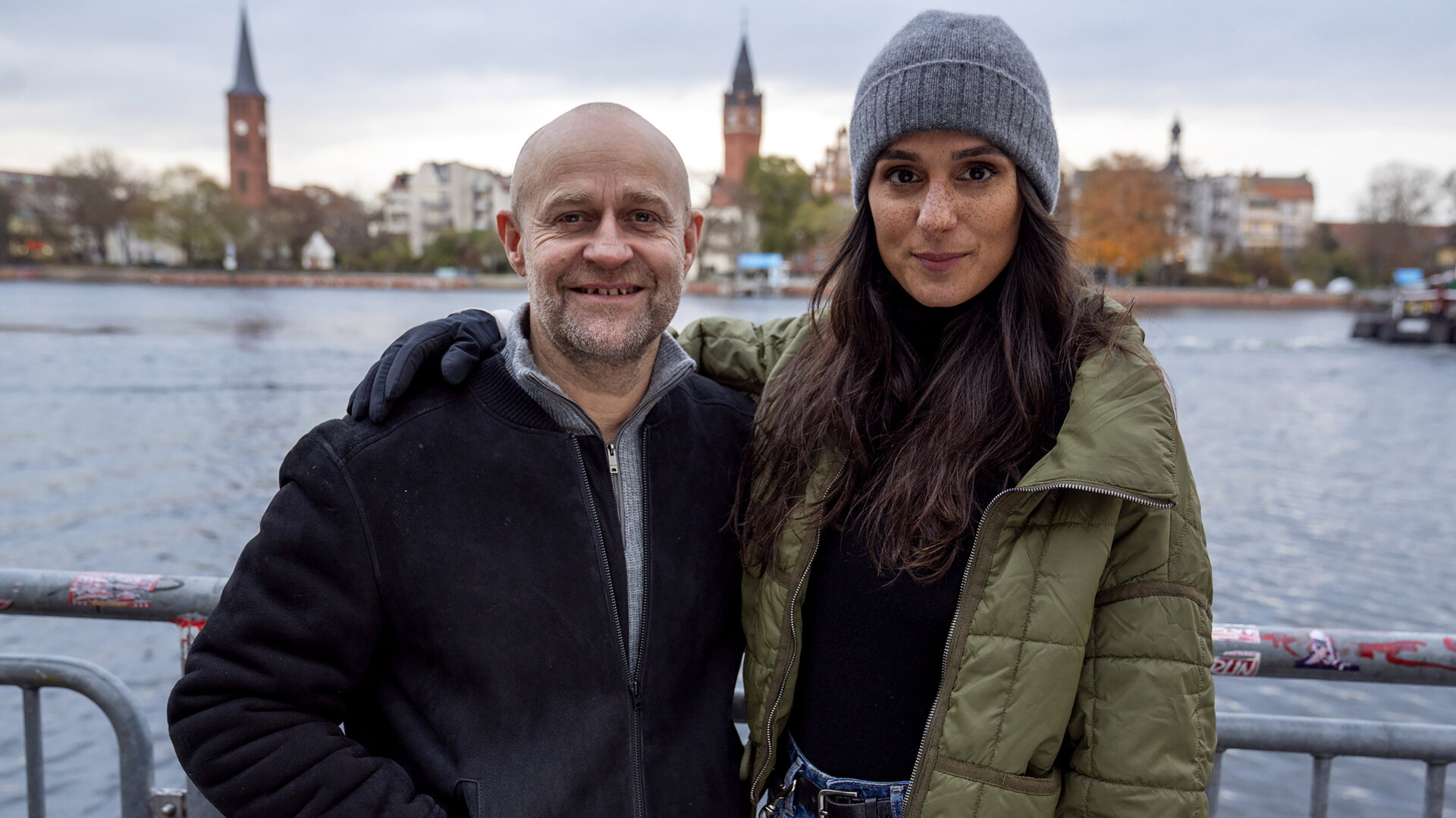 "Jenseits der Spree": Robert Heffler (Jürgen Vogel) und Mavi Neumann (Aybi Era) stehen am Ufer der Spree.