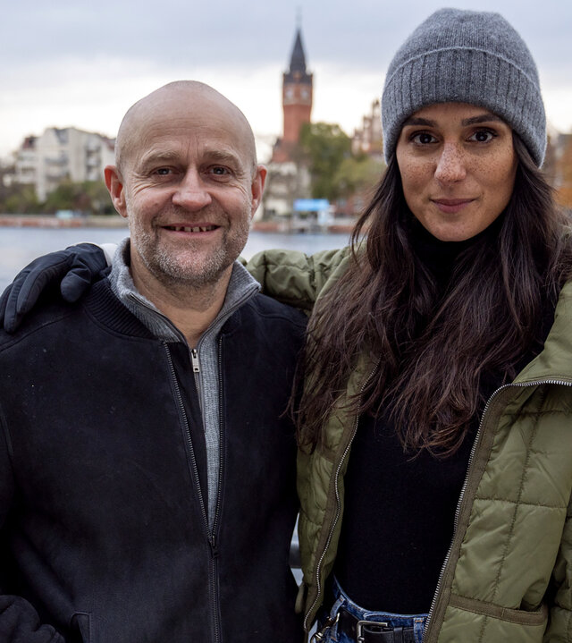 "Jenseits der Spree": Robert Heffler (Jürgen Vogel) und Mavi Neumann (Aybi Era) stehen am Ufer der Spree.