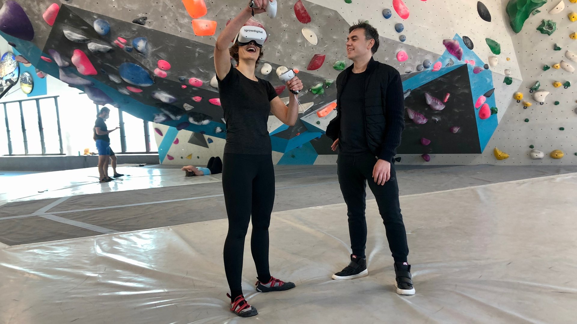 "Terra Xpress: Selbstoptimierung - Lust und Last": Lena Ganschow steht mit einer VR-Brille in einer Kletterhalle neben einem Mann.