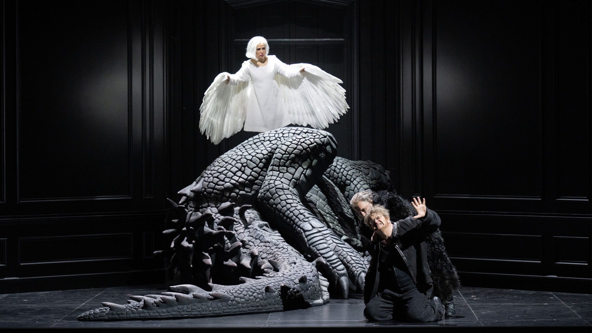 "Der Ring des Nibelungen: Siegfried": Das Waldvöglein (Rebeca Olvera), Alberich (Christopher Purves), Mime (Wolfgang Ablinger-Sperrhacke)