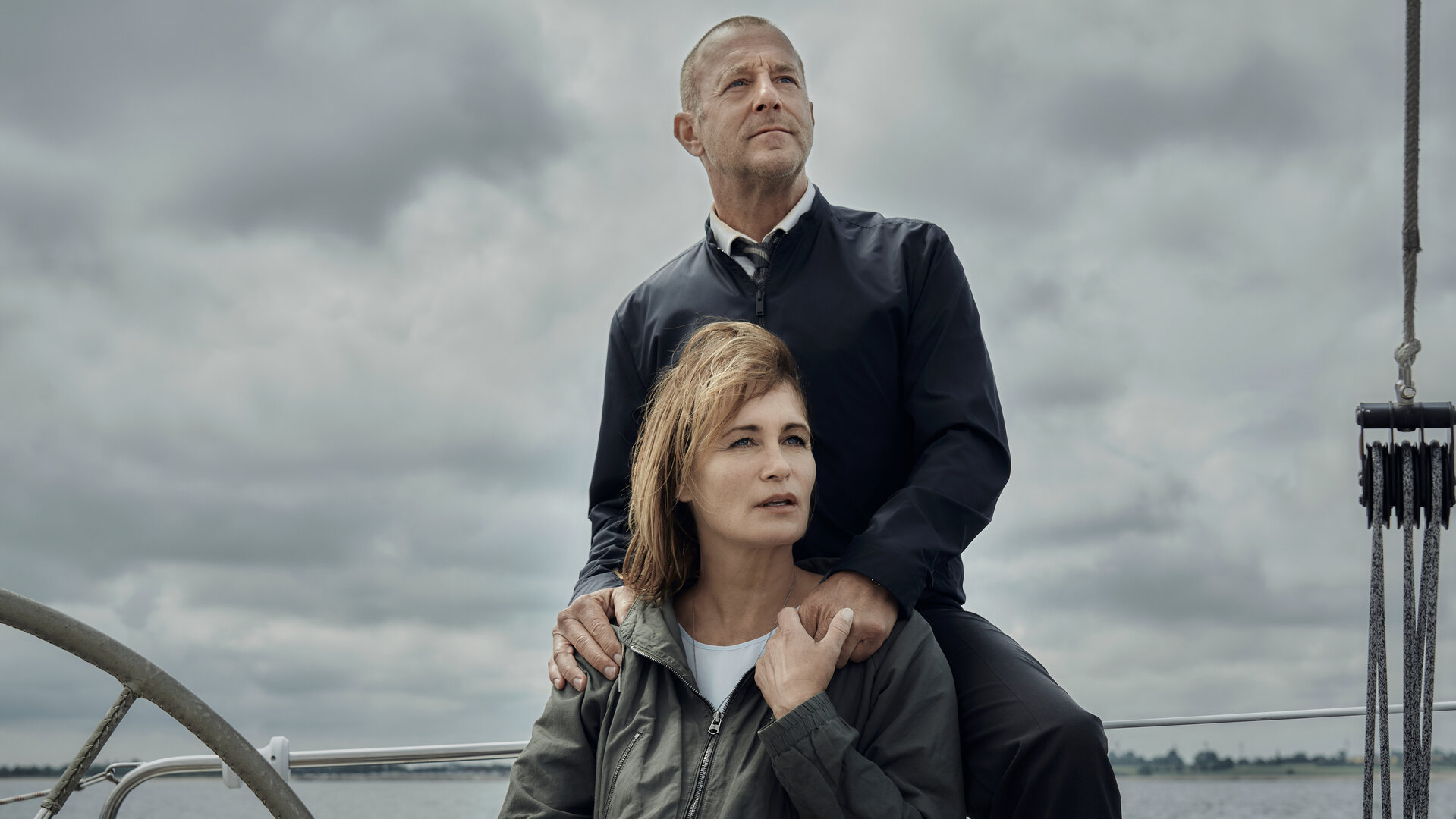 "Die Frau im Meer (2)": Silke Broder (Anja Kling) und Simon Kessler (Heino Ferch) sind zusammen auf einem Boot.