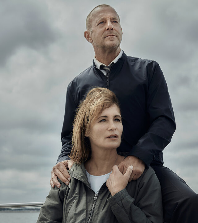 "Die Frau im Meer (2)": Silke Broder (Anja Kling) und Simon Kessler (Heino Ferch) sind zusammen auf einem Boot.