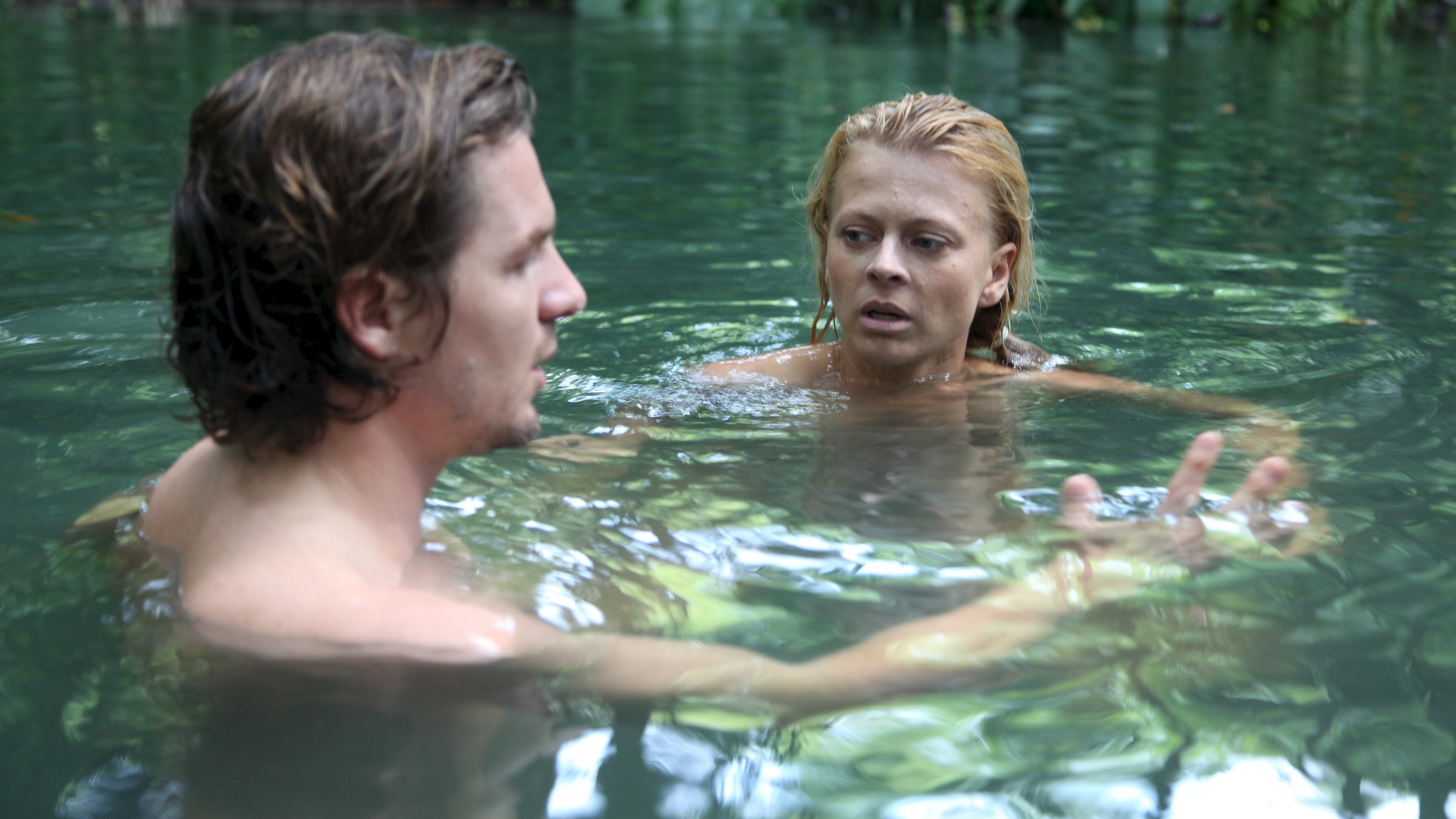 Iris/Yara (Isabell Gerschke) versucht, Robert (Felix Klare) zu verführen.