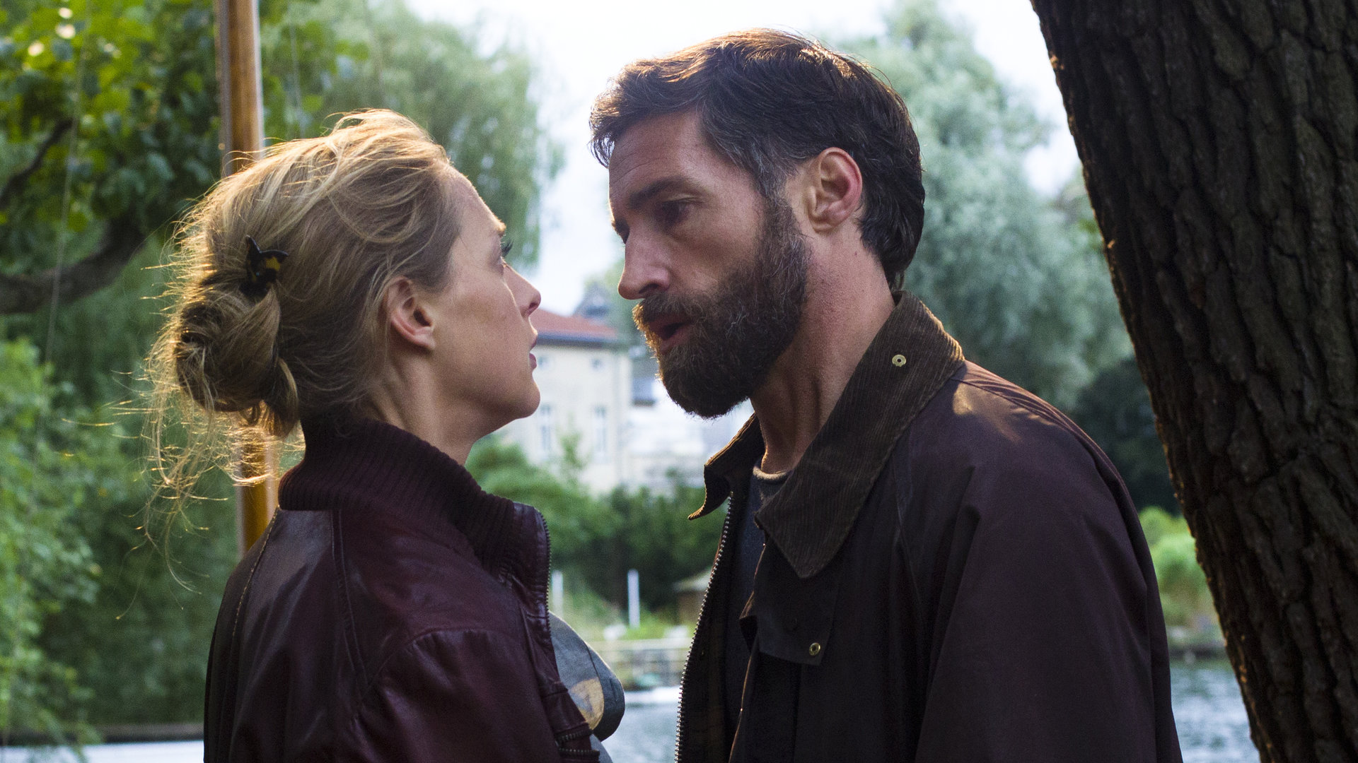 "Zwischen den Zeiten": Annette (Sophie von Kessel) und Michael (Benjamin Sadler) stehen sich auf einem Bürgersteig dicht gegenüber und schauen sich in die Augen.