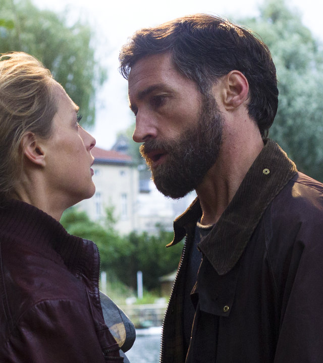 "Zwischen den Zeiten": Annette (Sophie von Kessel) und Michael (Benjamin Sadler) stehen sich auf einem Bürgersteig dicht gegenüber und schauen sich in die Augen.