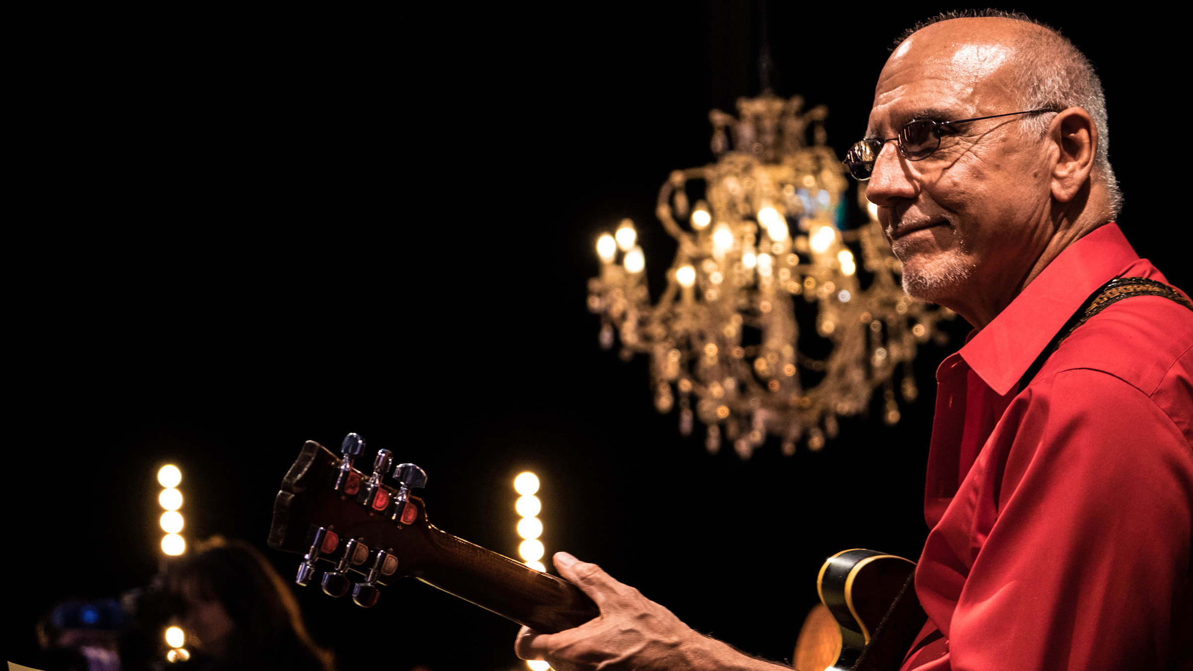 "Lights on: Larry Carlton & SWR Bigband": Larry Carlton beim Konzert mit der SWR Big Band im Juni 2016 in Stuttgart.