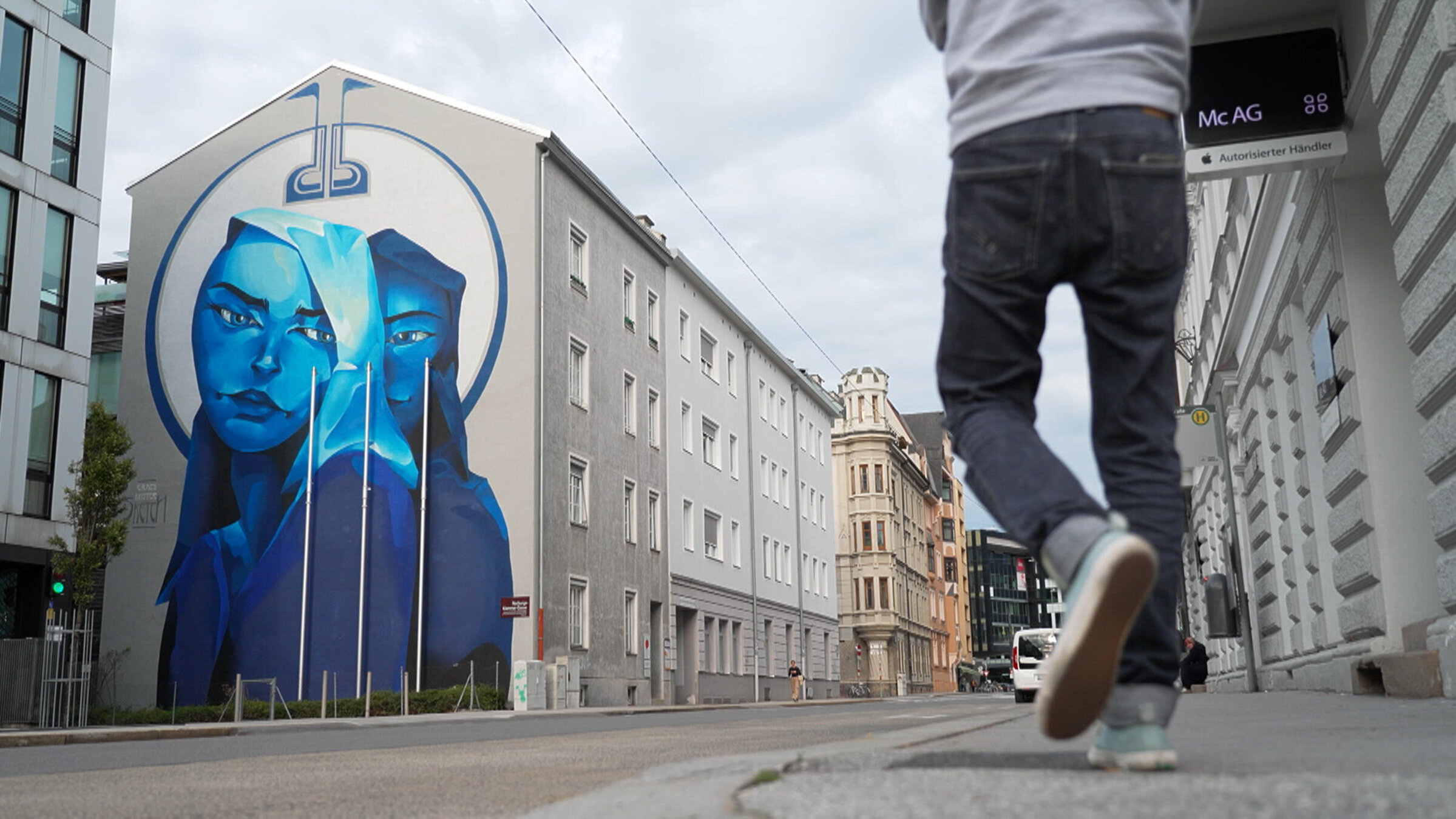 "Rebellion und Respekt - Tirols Straßenkunst": Die „Blue Sisters“ am Landhaus 2 in Innsbruck, gestaltet vom Urban Artist „Crazy Mister Sketch“.