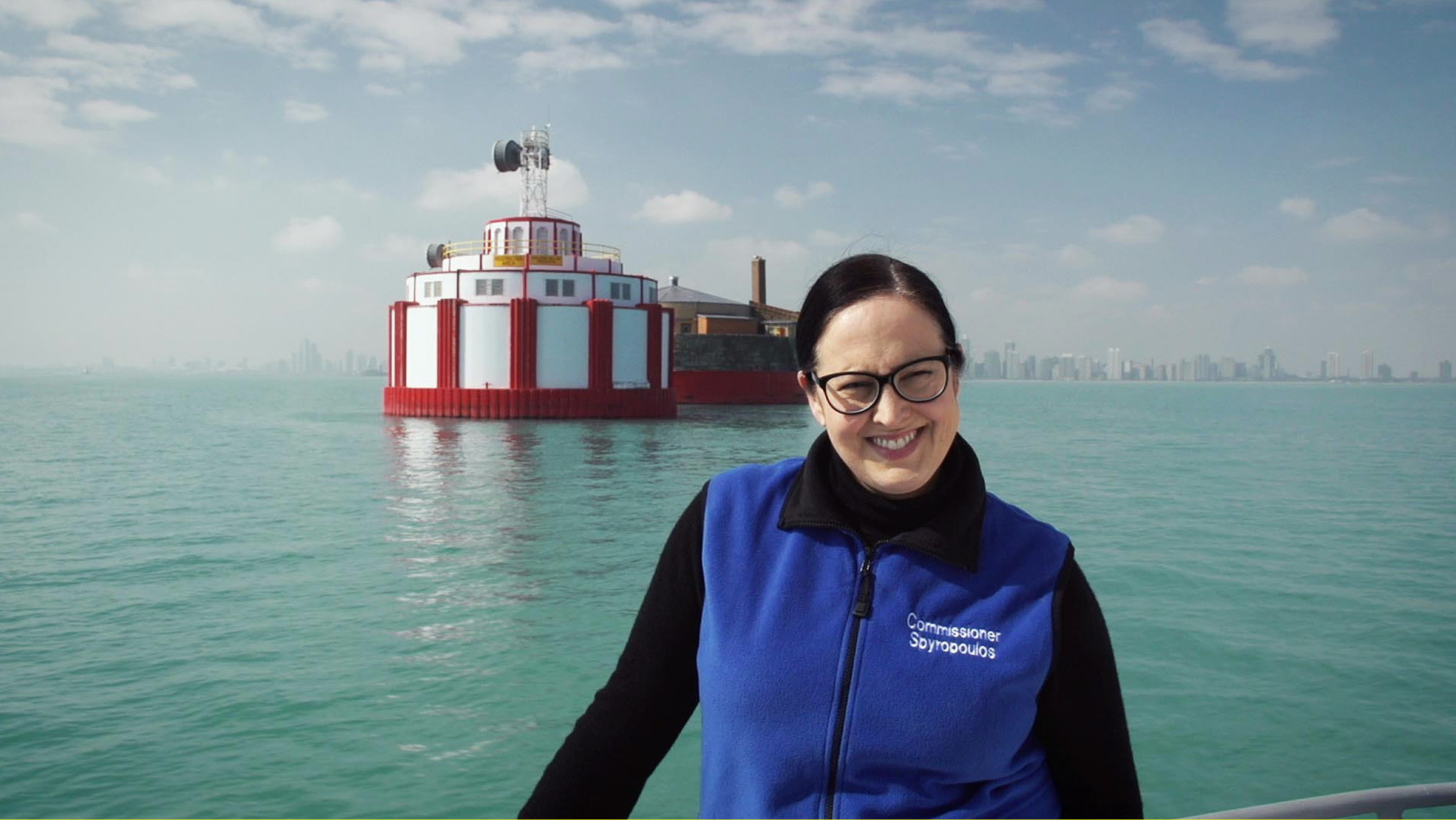 "Amerikas Flüsse - Der Chicago River": Maryana Spiropolus, Leiterin des Amtes für Wassergewinnung, auf dem Michigansee vor einer  der ‚Cribs’, die Trinkwasser nach Chicago pumpen.