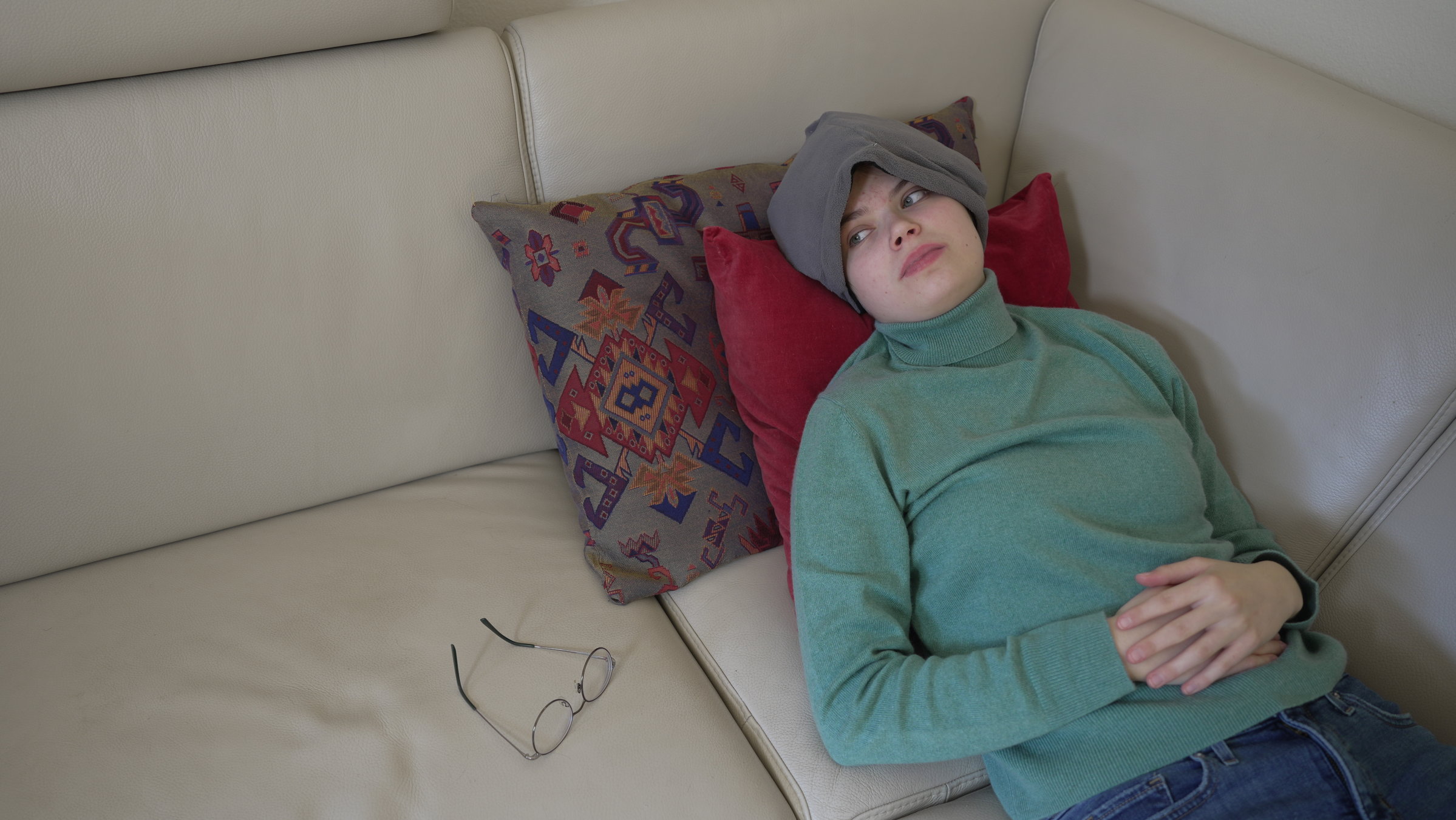 "37°: Jede Anstrengung ist zu viel - Diagnose: Chronisches Fatigue Syndrom": Pauline liegt auf dem Sofa und trägt eine Kühlhaube auf dem Kopf.