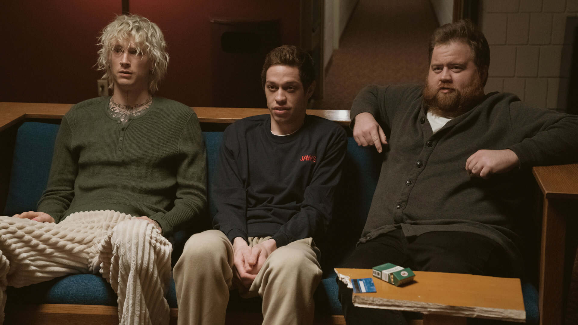 "Bupkis - Zeig mir den Weg": Colson (Colson Baker), Pete (Pete Davidson) und Hauser (Paul Walter Hauser) sitzen nebeneinander auf der Therapiecouch. Sie schauen seitlich in die selbe Richtung.