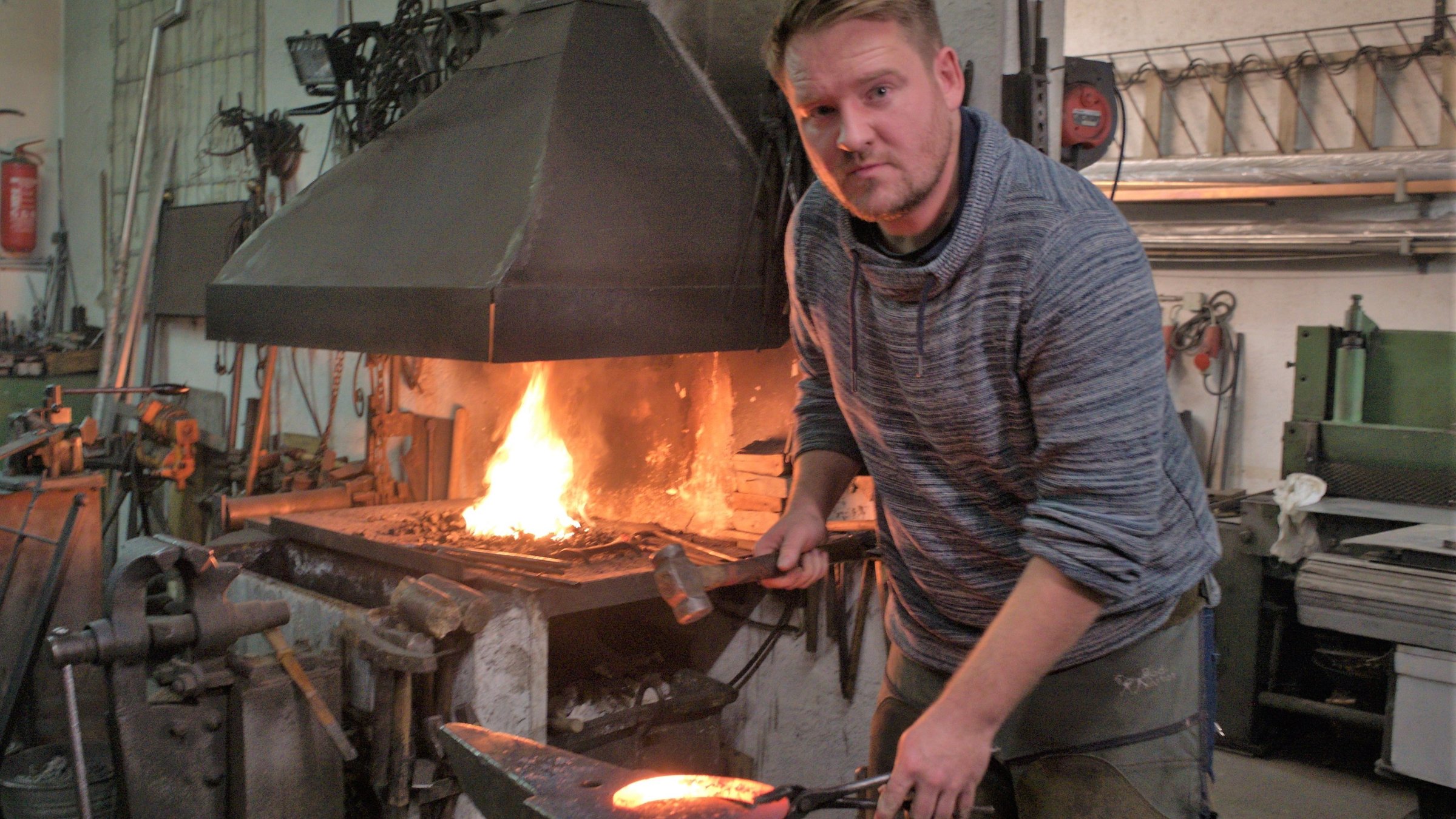 "37°: Altes Handwerk, junge Meister - Über die Leidenschaft für traditionelle Berufe": Hufschmiedemeister Georg Stinauer in der Werkstatt. Ein Hufeisen glüht auf dem Amboss.