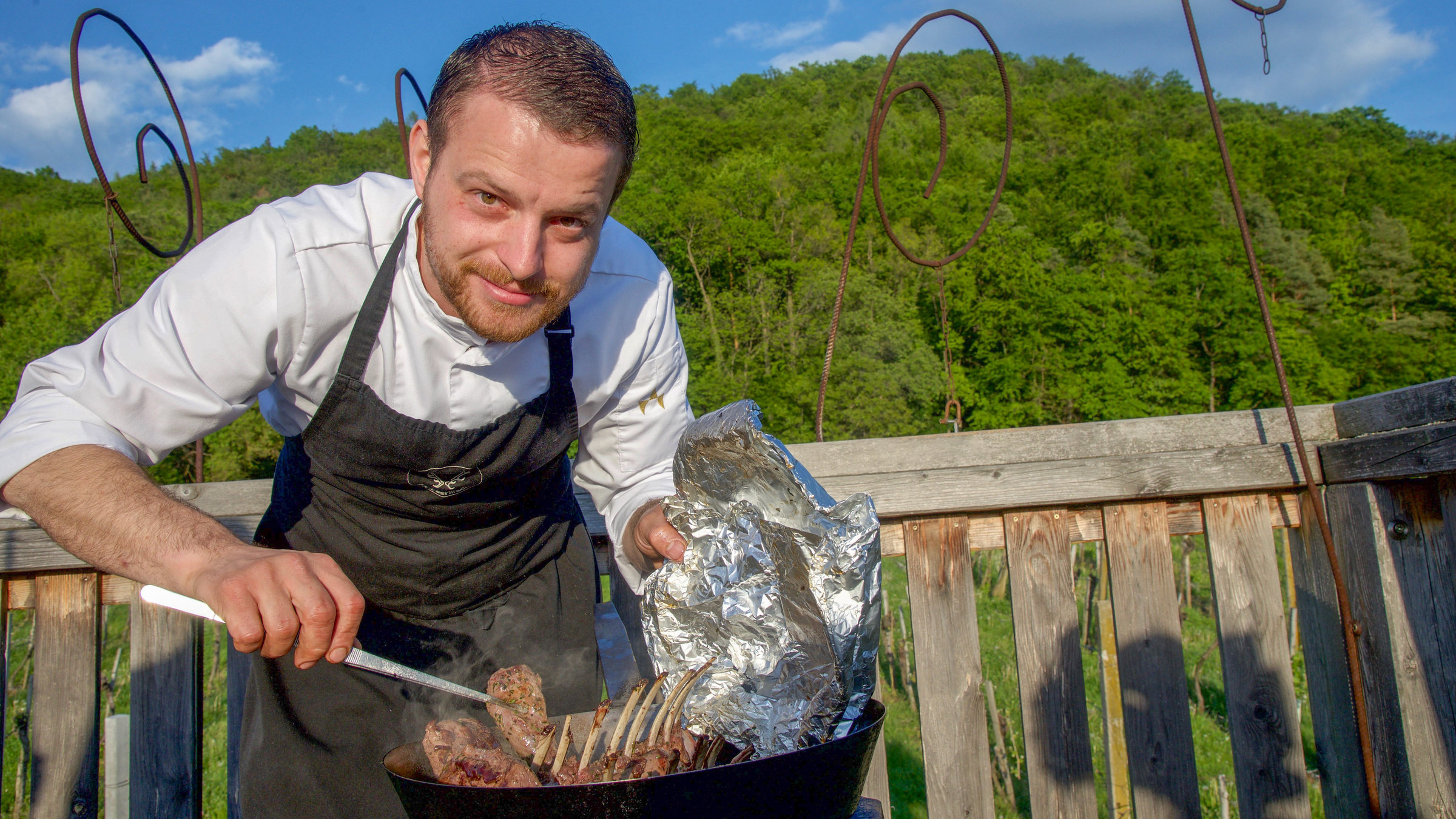 "Aufgetischt am Sonntag - Bad Radkersburg": Küchenchef Fabian Palz. Fabian kocht auf einem Hochstand im Weingarten von Simon Engel.