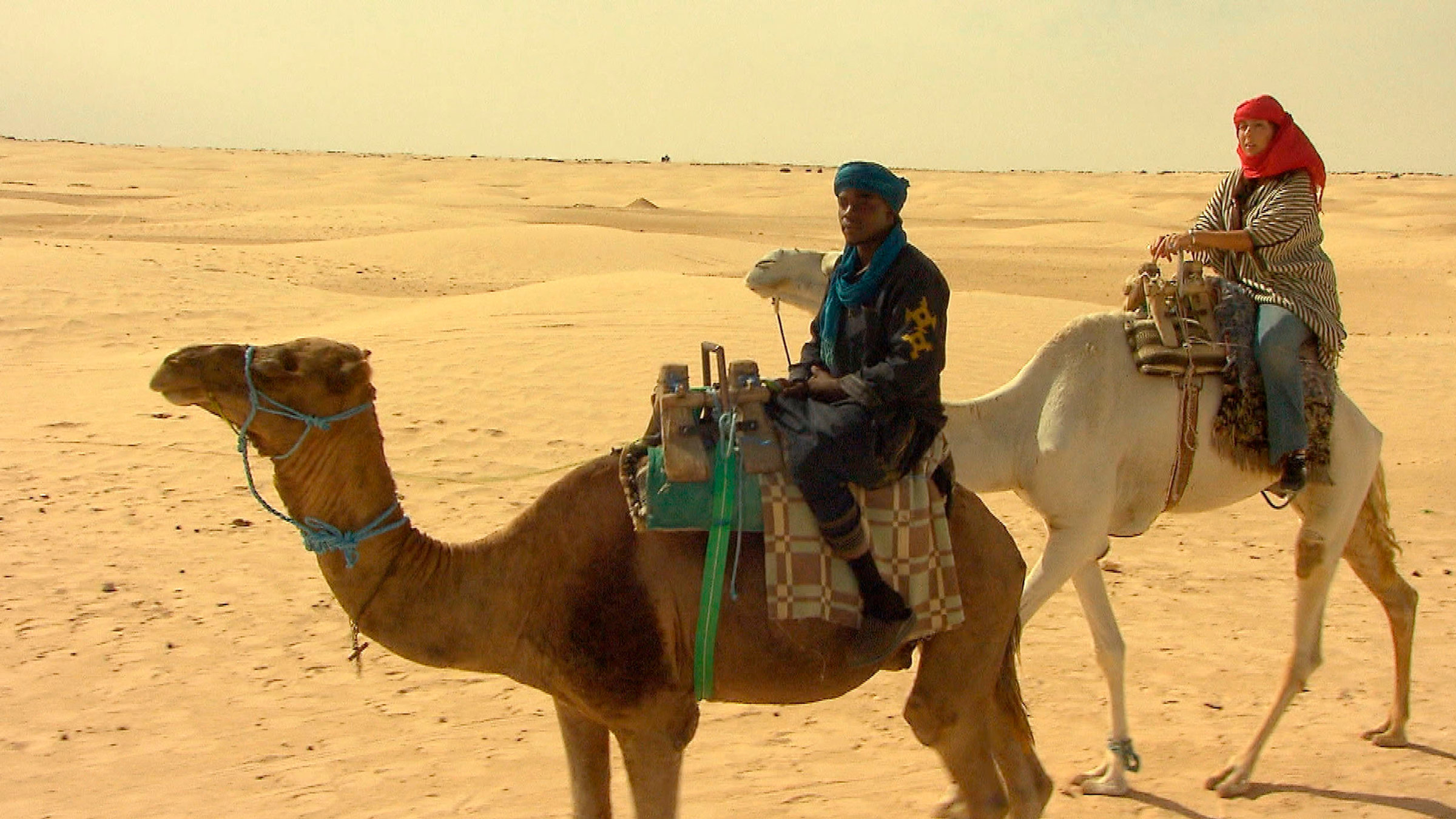 "Das unbekannte Tunesien": Die Tunesierin Salma Mahfoudh das erste Mal auf einem Dromedar - sie entdeckt ihr Land.