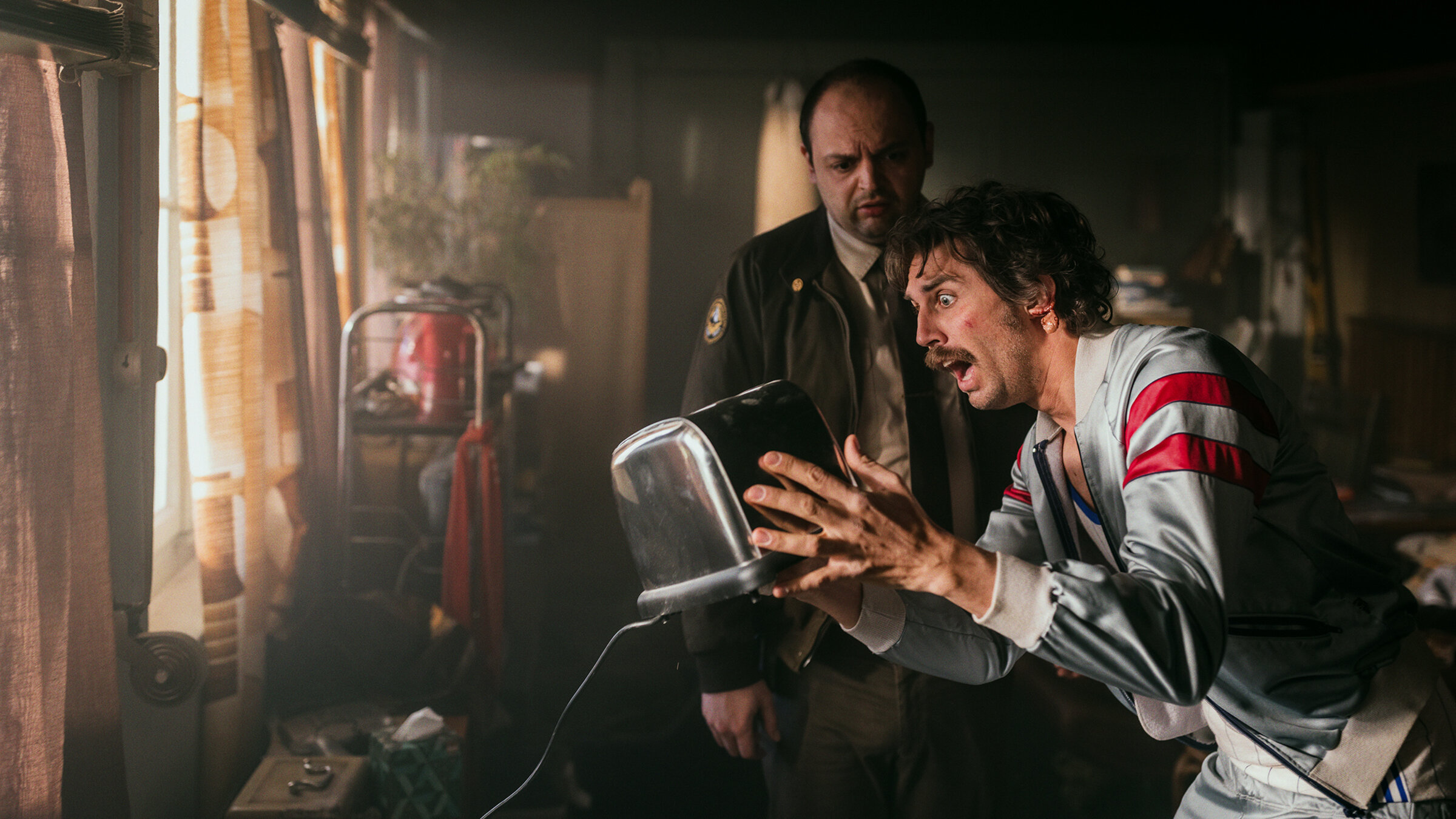 "Tschugger I (5/5) - Nahtag": Steht seinem Freund in allen Lebenslagen bei: Dragan Vujic als Pirmin, David Constantin als Bax.