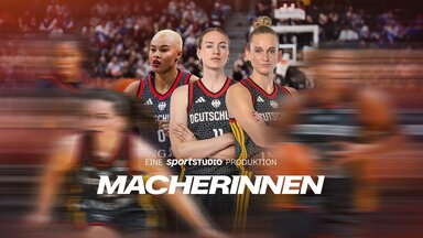 "Macherinnen - die neue Ära im Basketball": Montage: Die deutschen Basketball-Nationalspielerinnen Satou Sabally, Marie Gülich und Leonie Fiebich befinden sich im Mittelpunkt einer Basketball-Halle. Vor ihnen sind weitere Spielerinnen schemenhaft in der Bewegung dargestellt. Im Vordergrund liegt der Sendungstitel in weißer Schrift.