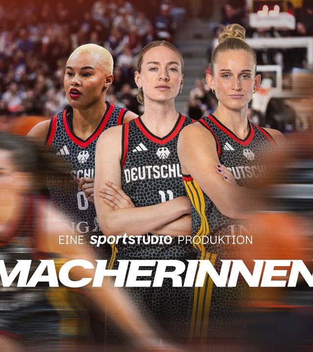 "Macherinnen - die neue Ära im Basketball": Montage: Die deutschen Basketball-Nationalspielerinnen Satou Sabally, Marie Gülich und Leonie Fiebich befinden sich im Mittelpunkt einer Basketball-Halle. Vor ihnen sind weitere Spielerinnen schemenhaft in der Bewegung dargestellt. Im Vordergrund liegt der Sendungstitel in weißer Schrift.