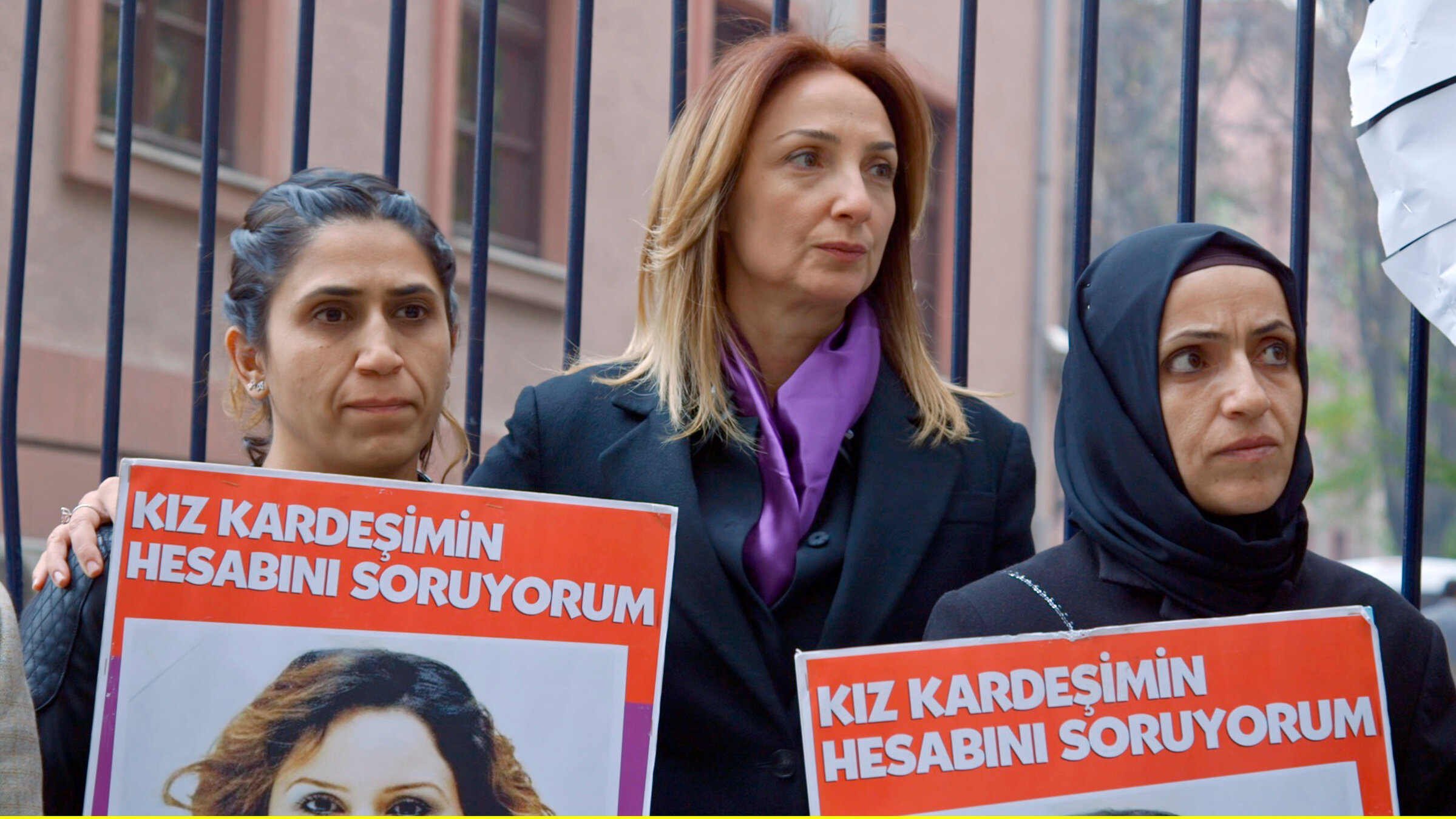 "Scheidung um jeden Preis": Die Parlamentsabgeordnete Aylin Nazliaka (Mitte) besucht eine Demonstration.