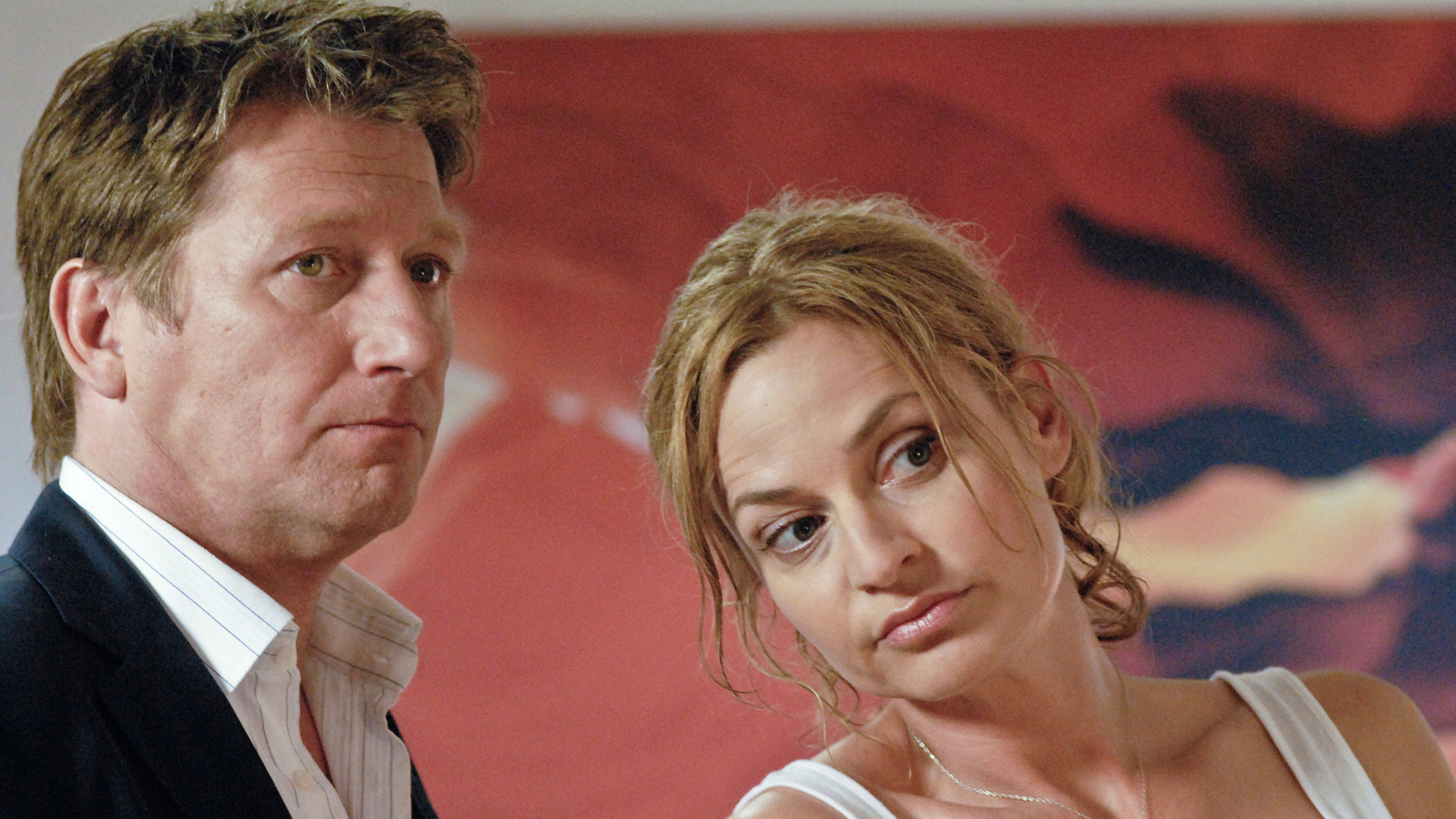 "Sterne über dem Eis" - Martin (Michael Fitz), Professor für Meeresbiologie, und seine Assistentin Doreen (Franziska Schlattner) .