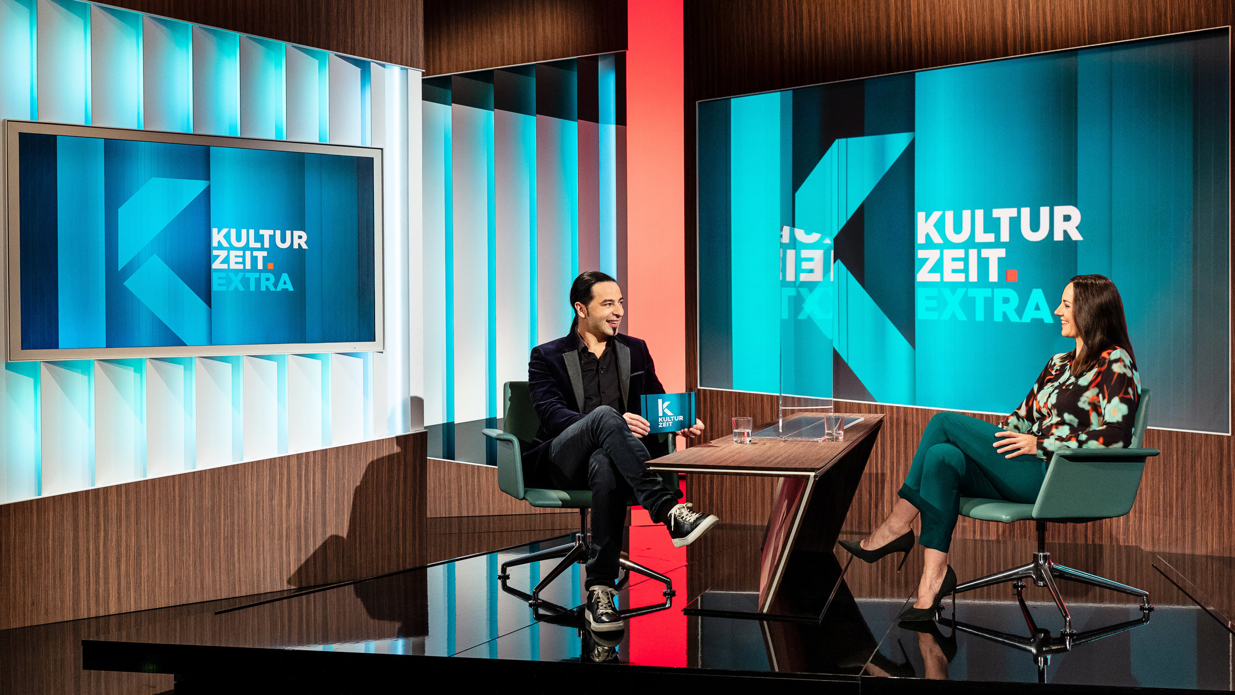 "Kulturzeit extra: Hochdeutsch verboten mit Bülent Ceylan": Bülent Ceylan und Nina Brunner sitzen im Studio.