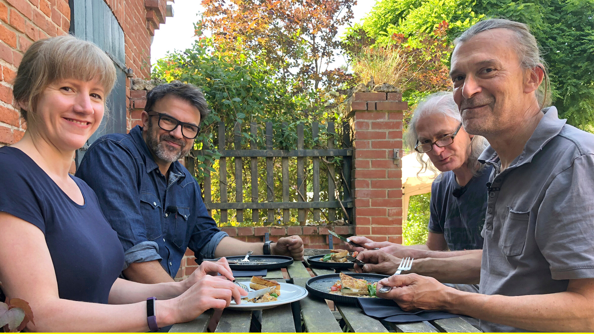 "Iss besser! - Tariks wilde Küche - Mecklenburger Schmortopf": Guten Appetit! Tarik Rose  bei den Gülzer Geißen-Bauern Uli und Rudi samt Australischer Praktikantin.