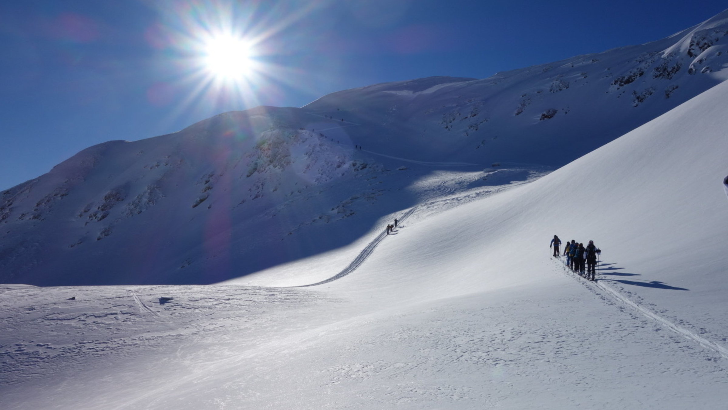 "Über Berg und Tal: auf Skiern quer durch Vorarlberg" - Schneelandschaft
