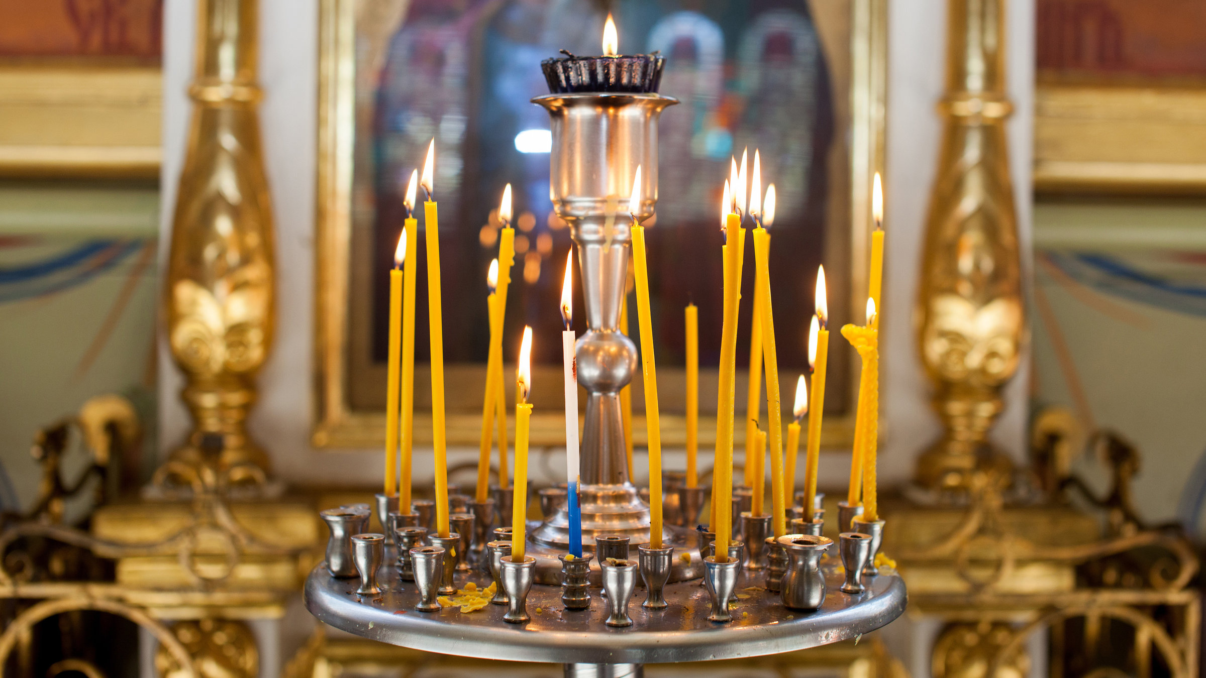 "sonntags: Religionen in Deutschland": Brennende Kerzen auf einem rundem Ständer in einem Gebetshaus.