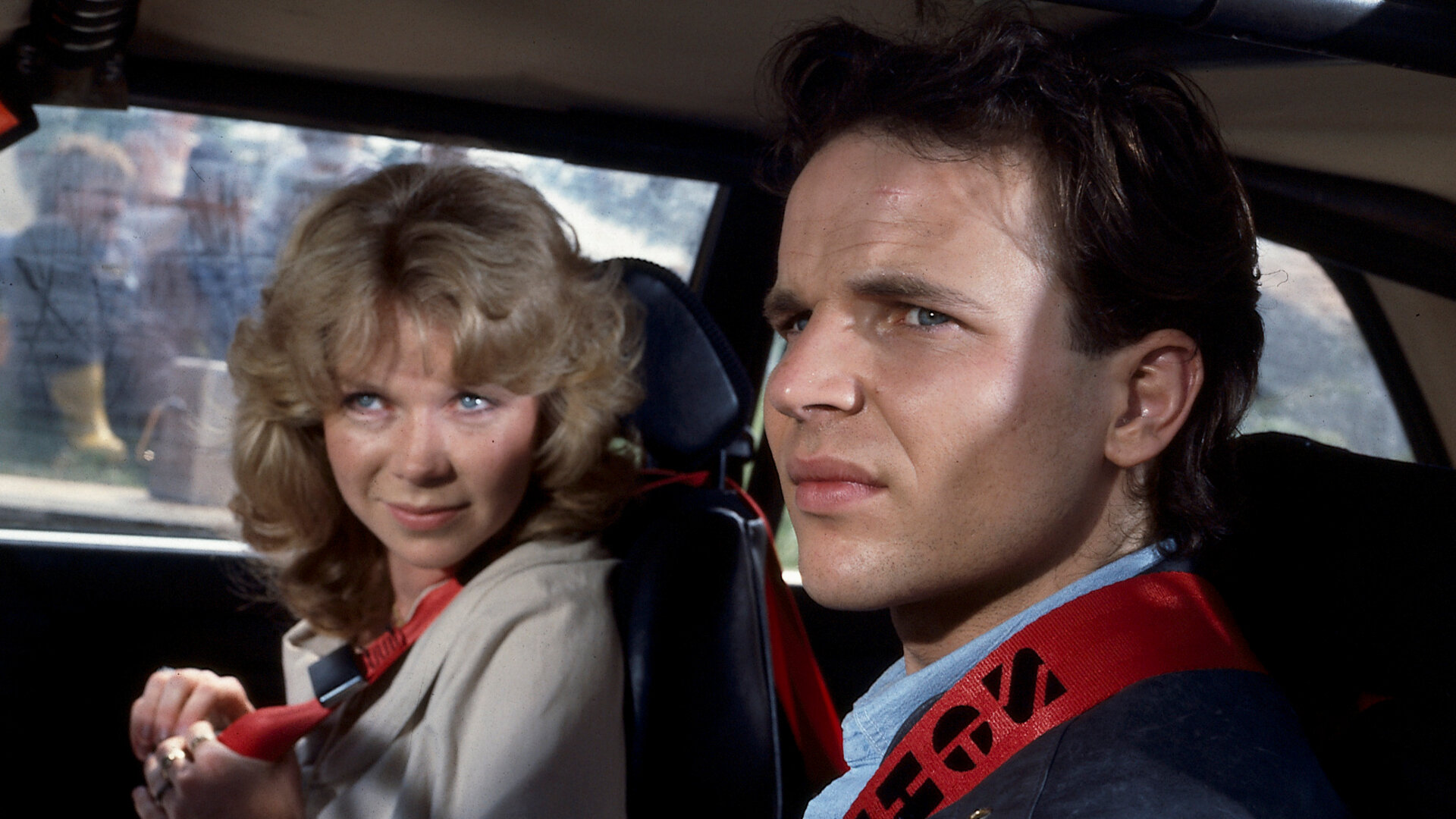 "Diese Drombuschs - Flucht nach vorn": Chris (Mick Werup) sitzt mit Tina (Marion Kracht) im Auto.