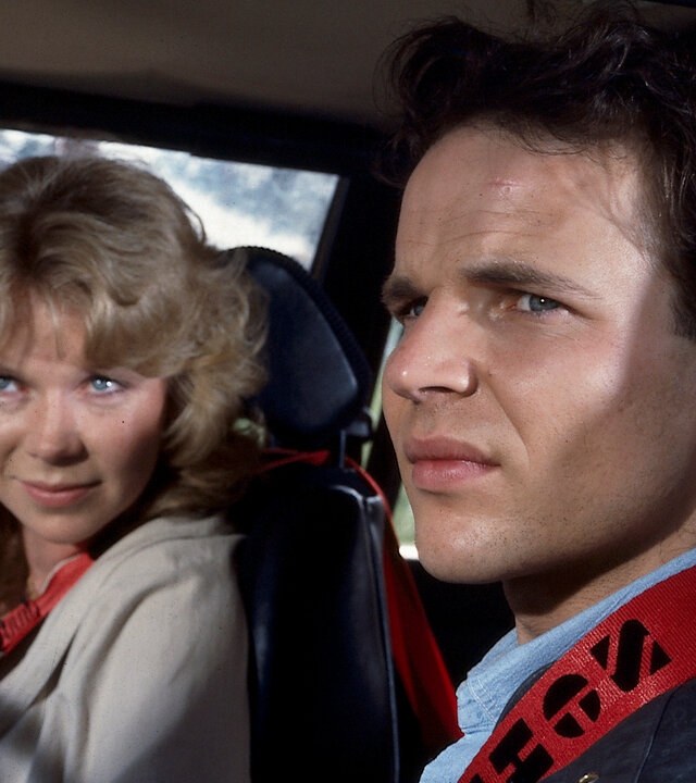 "Diese Drombuschs - Flucht nach vorn": Chris (Mick Werup) sitzt mit Tina (Marion Kracht) im Auto.