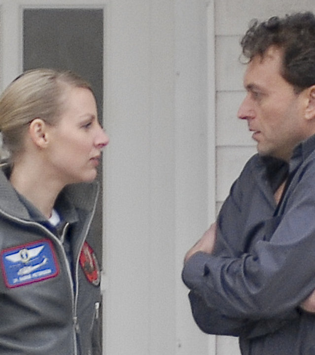 "Die Rettungsflieger - Lust auf Leben": Sabine (Marlene Marlow) steht gemeinsam mit Sebastian Eggers (Thomas Schmuckert), der angespannt die Arme vor der Brust verschränkt hat, auf einer Veranda. Sie blicken sich an.