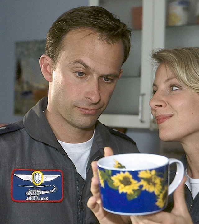 "Die Rettungsflieger - Frischer Wind im Rettungszentrum": Hauptmann Blank (Nicolas König) schaut sich kritisch das neue Kaffeegeschirr an, dass Sabine (Marlene Marlow) in der Hand hält.