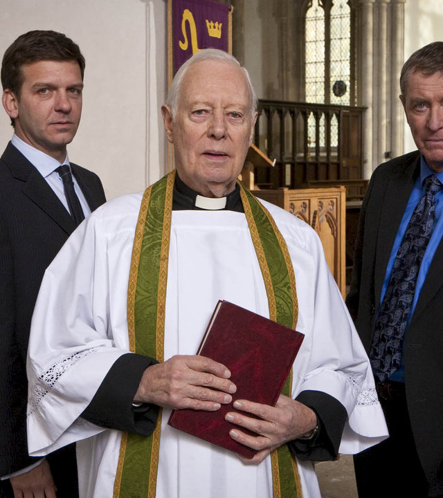 "Inspector Barnaby - Mord von Meisterhand": DS Ben Jones (Jason Hughes), Reverend Gregory (Clifford Rose) und DCI Tom Barnaby (John Nettles) stehen nebeneinander in der Kirche und schauen in die Kamera.