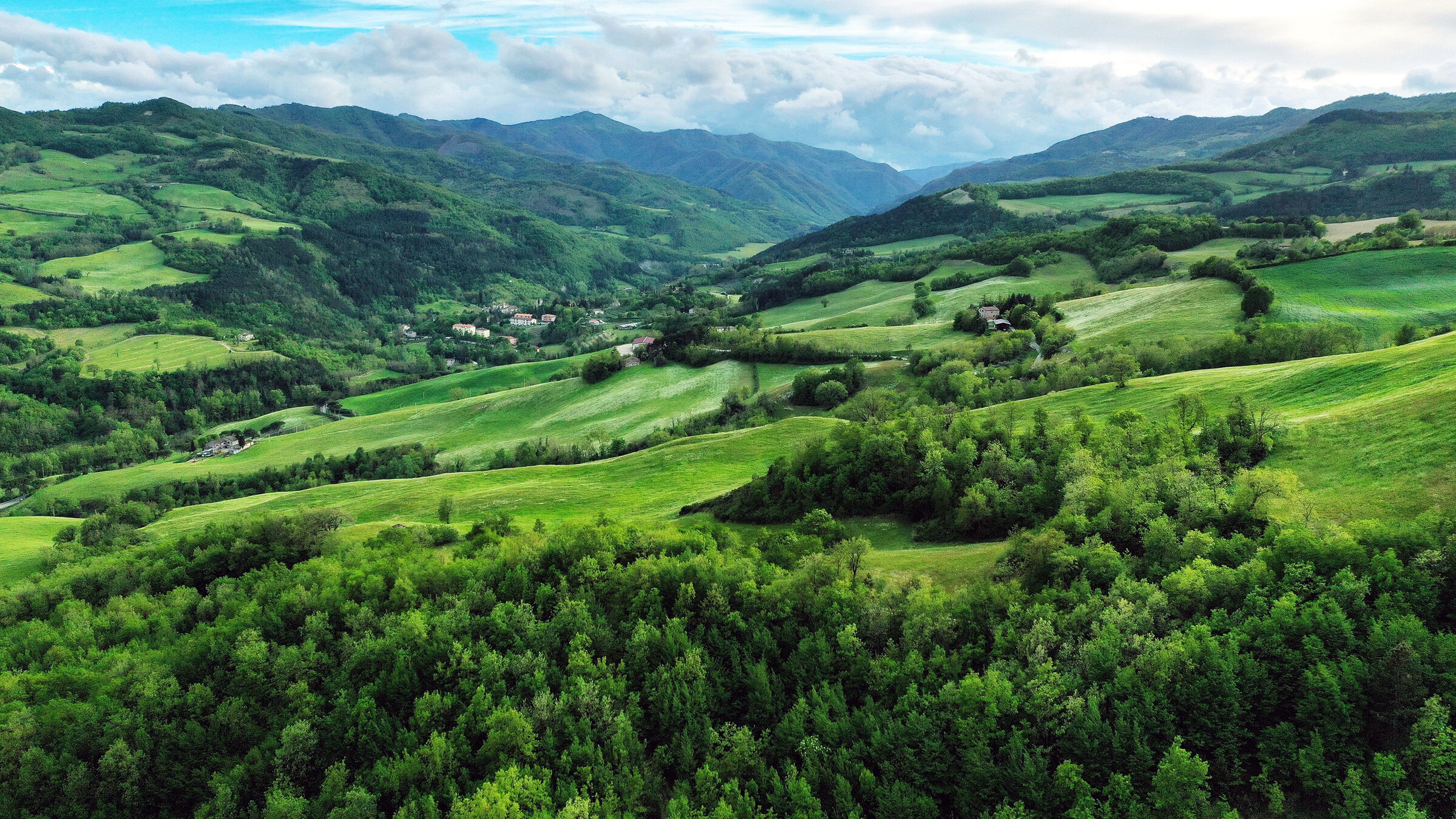 "Der Apennin - Italiens Naturparadies (1/2) - Von Ligurien und Umbrien":Der Apennin zwischen Ligurien und Umbrien ist außergewöhnlich grün und fruchtbar.