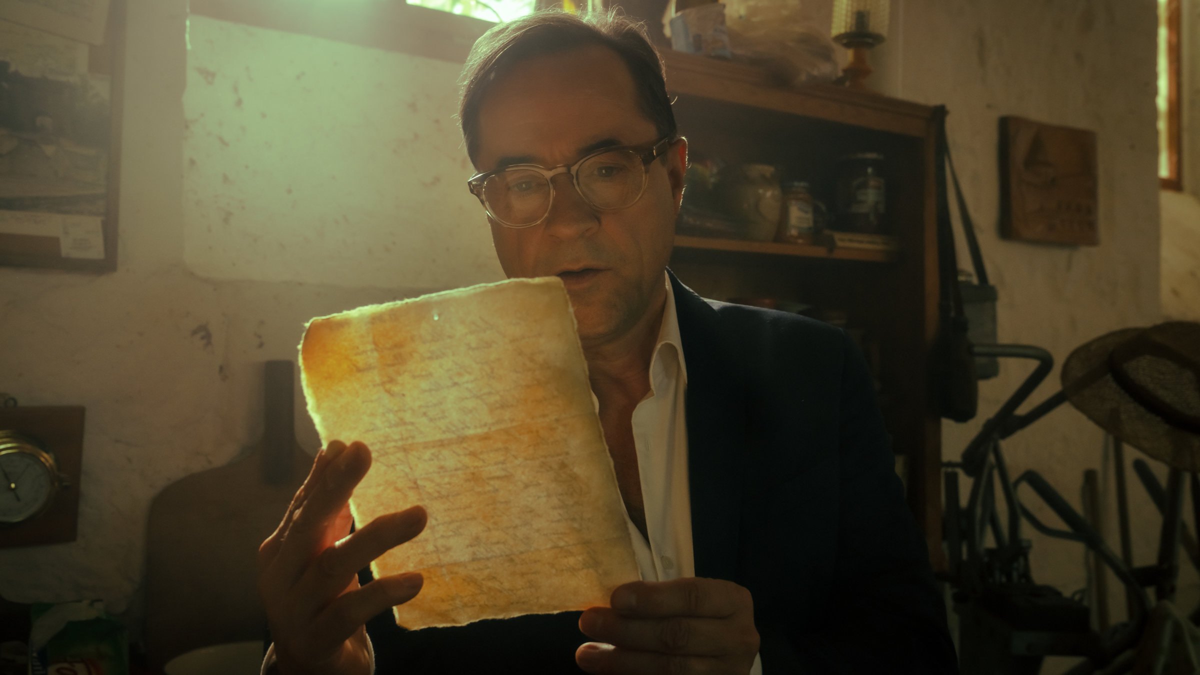 "Versunkene Gräber": Joachim Vernau (Jan Josef Liefers) liest einen Brief.