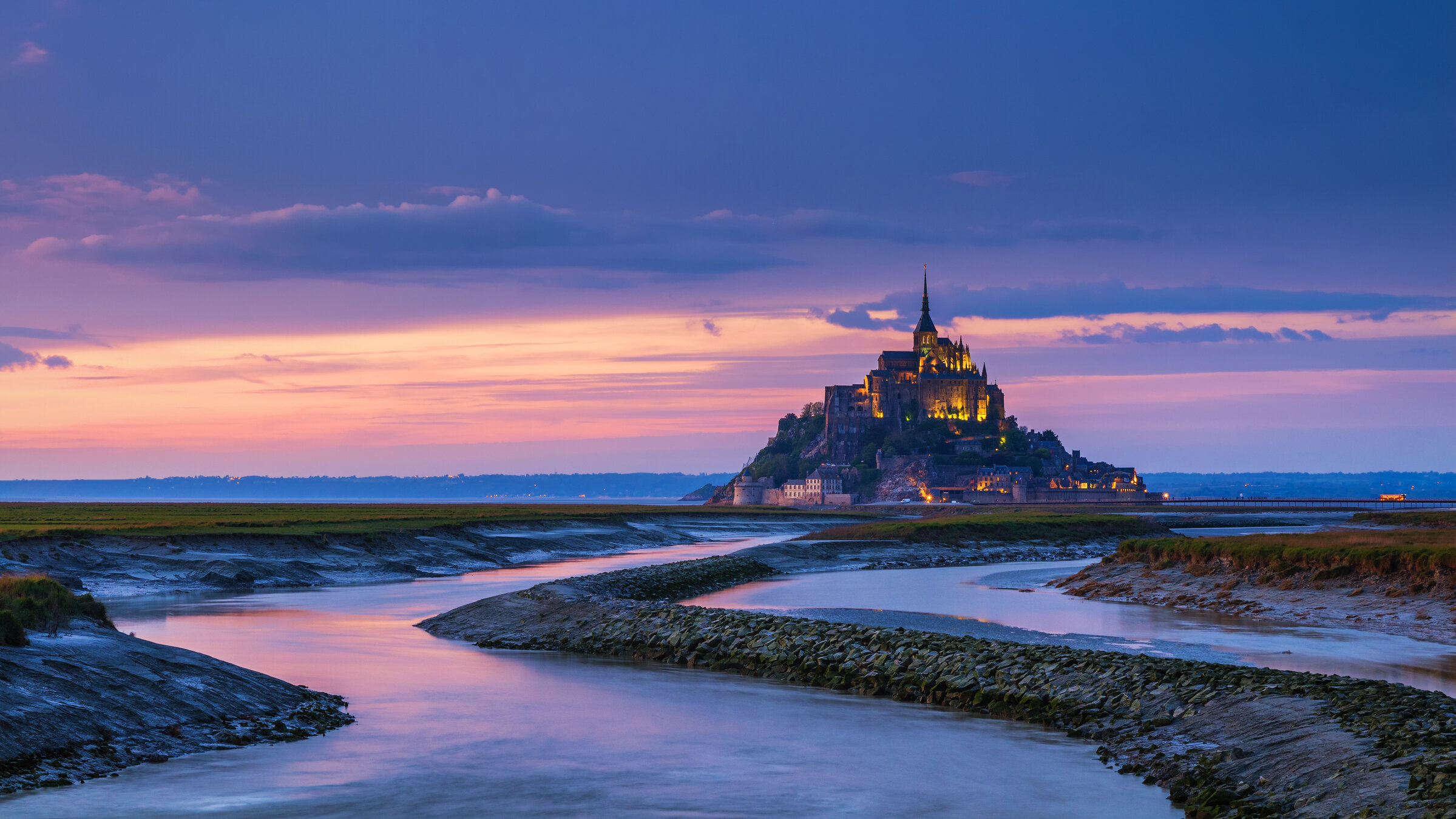 "Terra X: Rätselhafte Phänomene - Springfluten und Polsprünge": Die Bucht mit dem Klosterberg Mont Saint Michel bei Sonnenuntergang