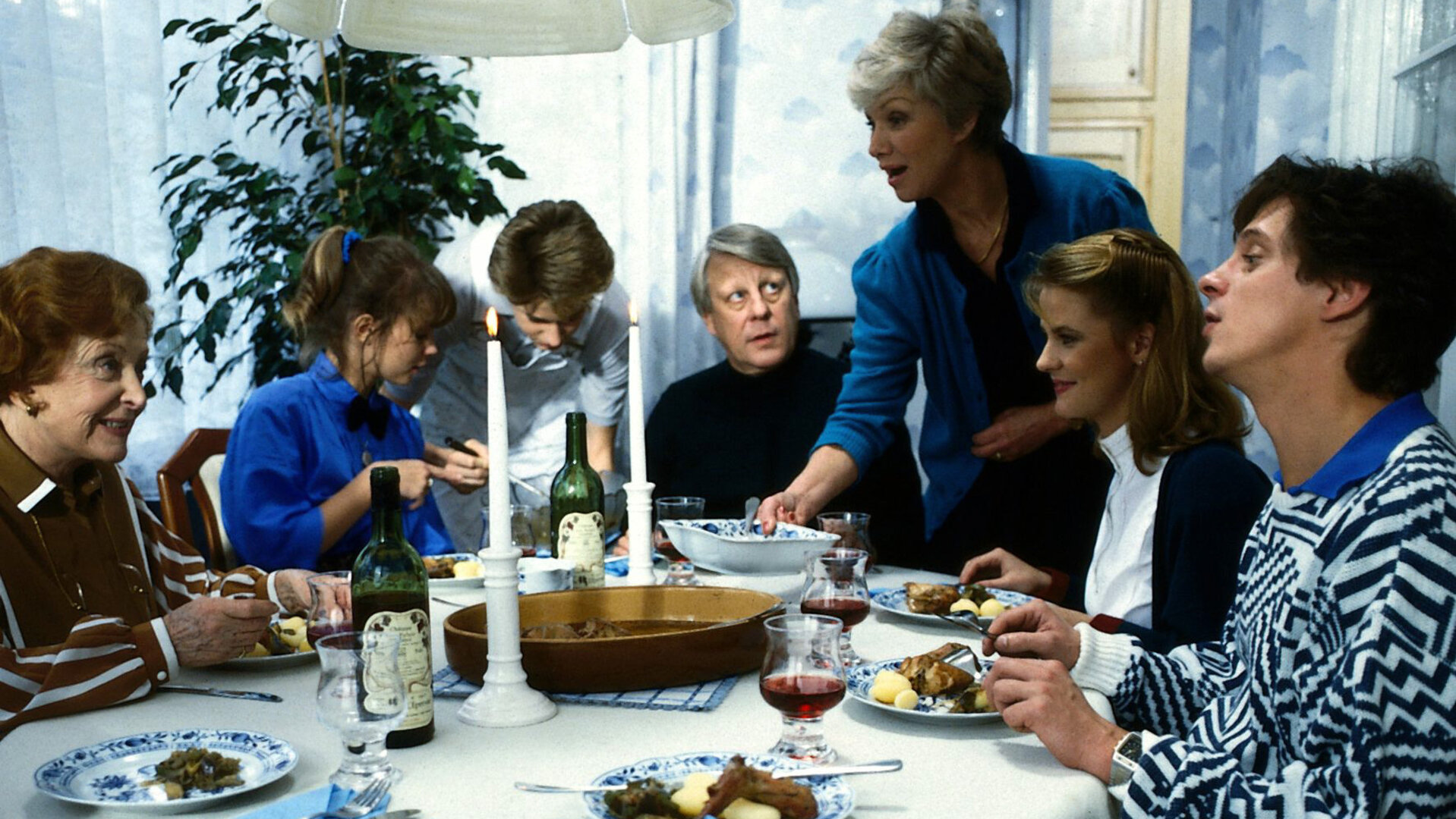 "Die Wicherts von nebenan: Alles Verhandlungssache": Oma Käthe (Edith Schollwer), Gaby (Roswitha Schreiner), Eberhard (Stefan Orlac) Uschi (Anja Schüte) und Rüdiger (Jochen Schroeder) sitzen am gedeckten Esstisch. Hannelore (Maria Sebaldt) und Andy (Hendrik Martz) stehen am Tisch und halten Schüsseln in der Hand.