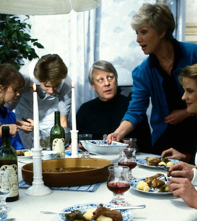 "Die Wicherts von nebenan: Alles Verhandlungssache": Oma Käthe (Edith Schollwer), Gaby (Roswitha Schreiner), Eberhard (Stefan Orlac) Uschi (Anja Schüte) und Rüdiger (Jochen Schroeder) sitzen am gedeckten Esstisch. Hannelore (Maria Sebaldt) und Andy (Hendrik Martz) stehen am Tisch und halten Schüsseln in der Hand.