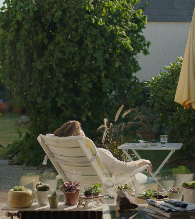 "Geranien": Konnie (Marion Ottschick) liegt auf einem Gartenstuhl auf der Terrasse des Reihenhauses in der Sonne.