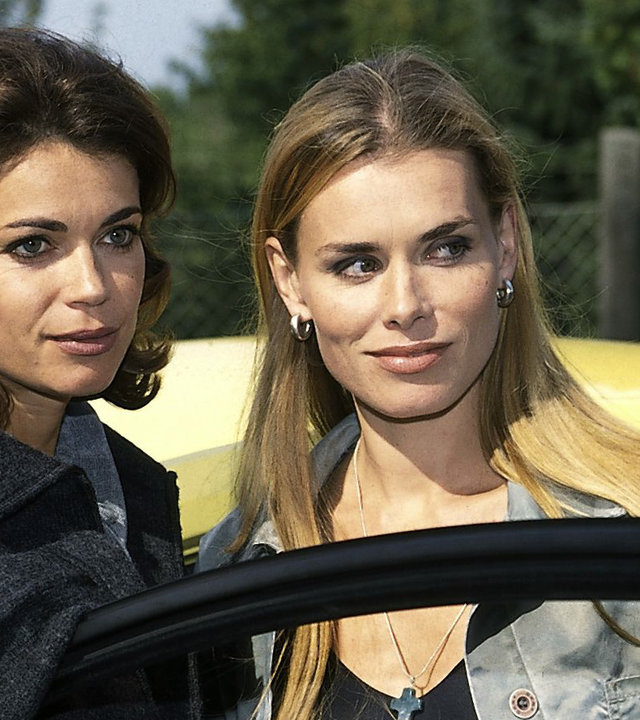 "Die Rettungsflieger - Nachwuchs im Team": Maren (Gerit Kling) und ihre Schwester Kerstin (Andrea Lüdke) stehen in der geöffneten Tür eines gelben Autos.
