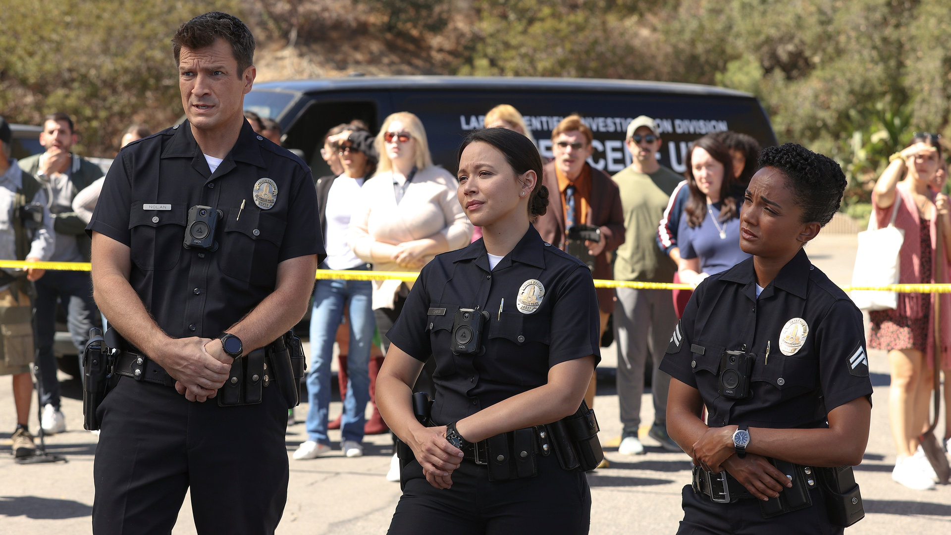 "The Rookie - Ausgleichende Gerechtigkeit": Nolan (Nathan Fillion), Chen (Melissa O'Neil) und Harper (Mekia Cox) stehen nebeneinander an einem abgesperrten Tatort und schauen verwundert in die Ferne.