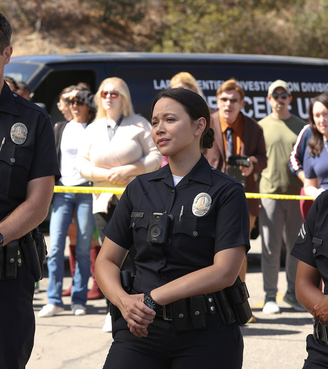 "The Rookie - Ausgleichende Gerechtigkeit": Nolan (Nathan Fillion), Chen (Melissa O'Neil) und Harper (Mekia Cox) stehen nebeneinander an einem abgesperrten Tatort und schauen verwundert in die Ferne.