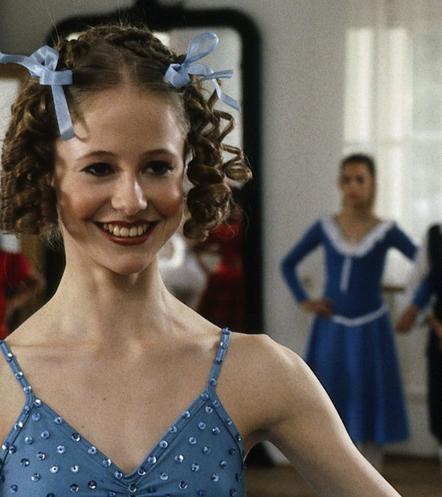 "Anna - Ist sie für Beifall noch zu jung? (1)": Anna Pelzer (Silvia Seidel) trägt ein Ballettkostüm und lächelt.