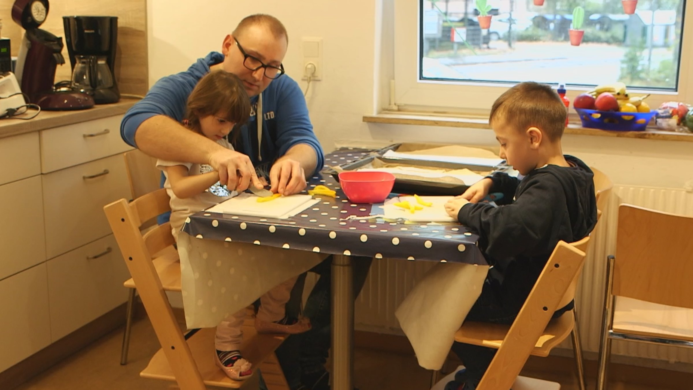 "Besonders normal - Familie auf Bewährung": Lukas Pordzik mit seinen Zwillingen in der Küche beim Pizzabacken.