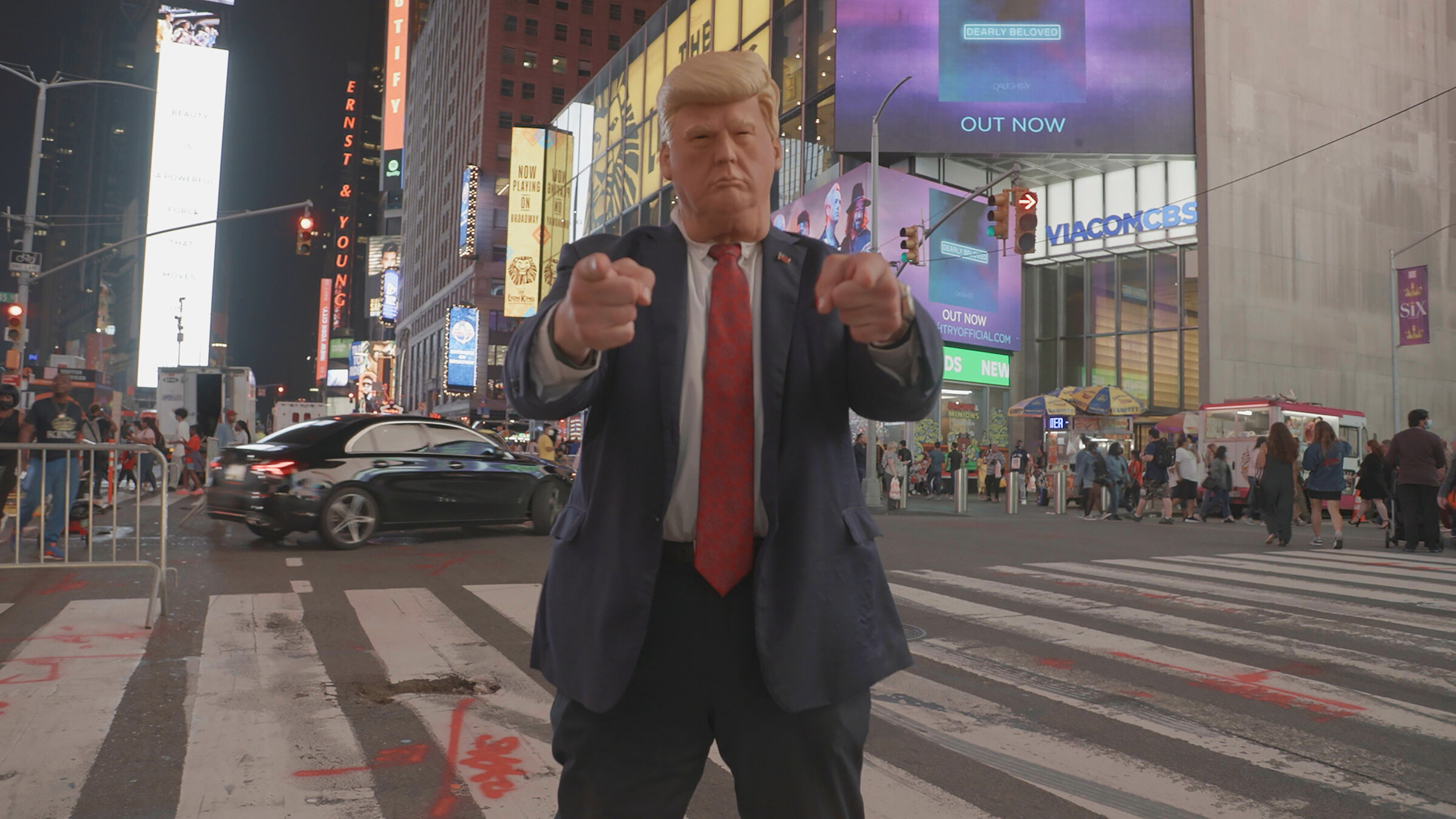 "Henry Fonda for President": Mensch mit Donald-Trump-Maske zeigt in die Kamera.