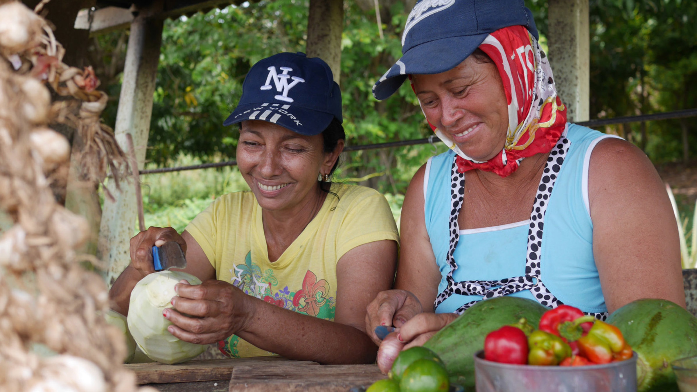 "Zu Tisch in Kuba": Lucila Herrera Torres und Loraine Girón Torres bereiten für die Macheteros das Mittagessen.