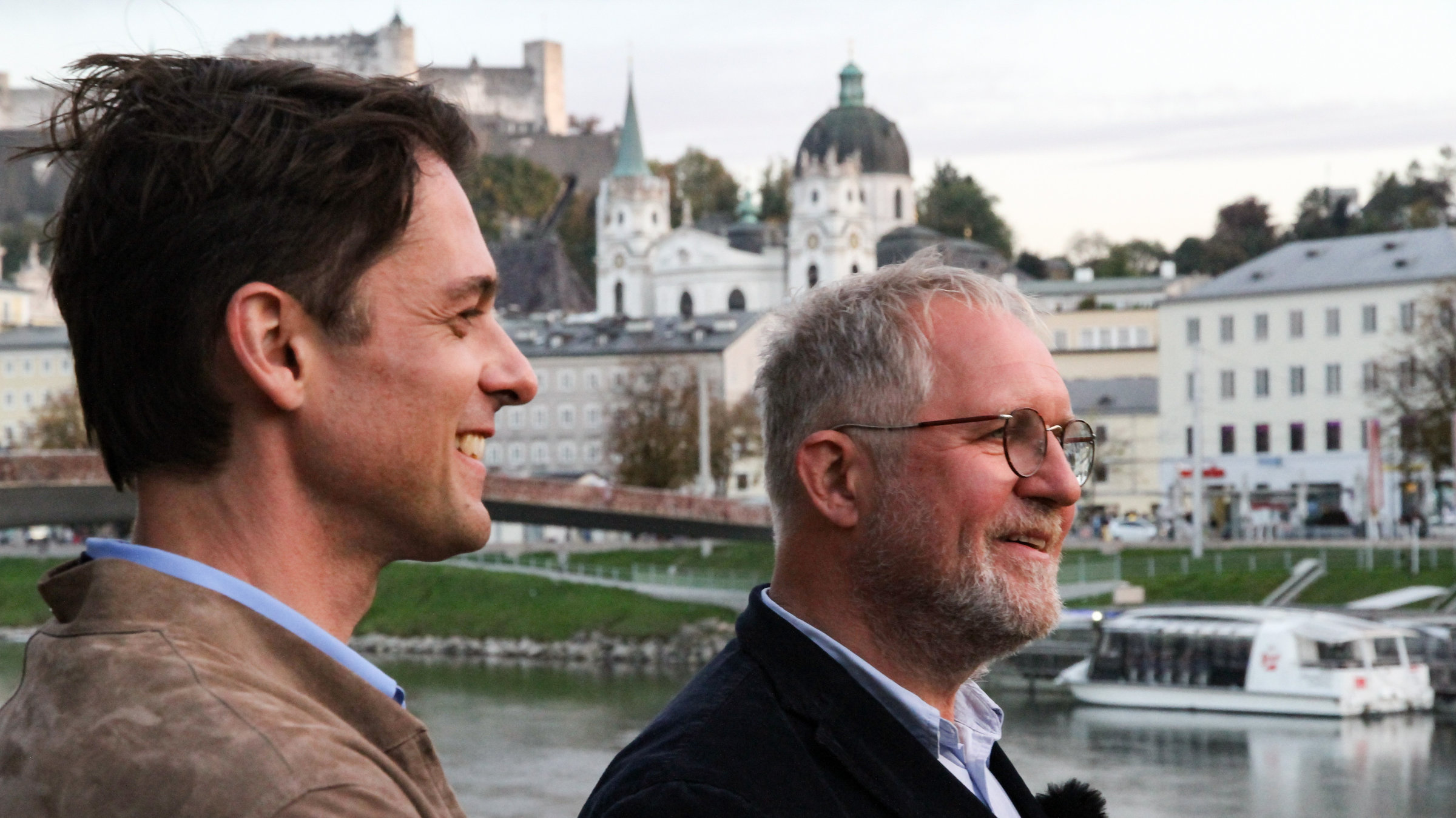 "Orte der Kindheit - Harald Krassnitzer": Peter Schneeberger und Harald Krassnitzer an der Salzach in Salzburg.