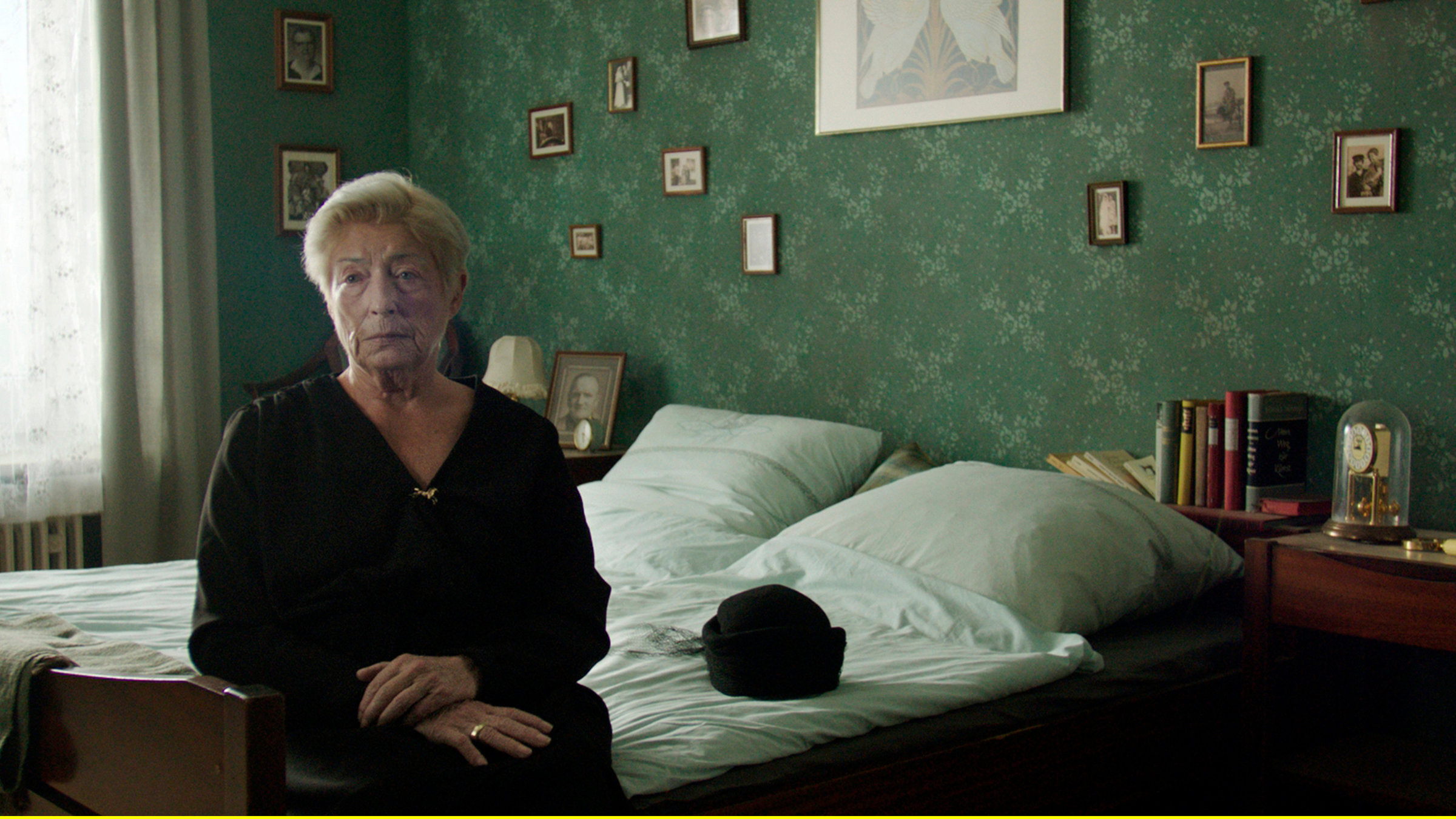 "Der Greteltrick": Vereinsamt und getroffen vom Verlust ihrer letzten Freundin wartet Gretel (Brigitte Janner) auf den Beginn der Trauerfeier.